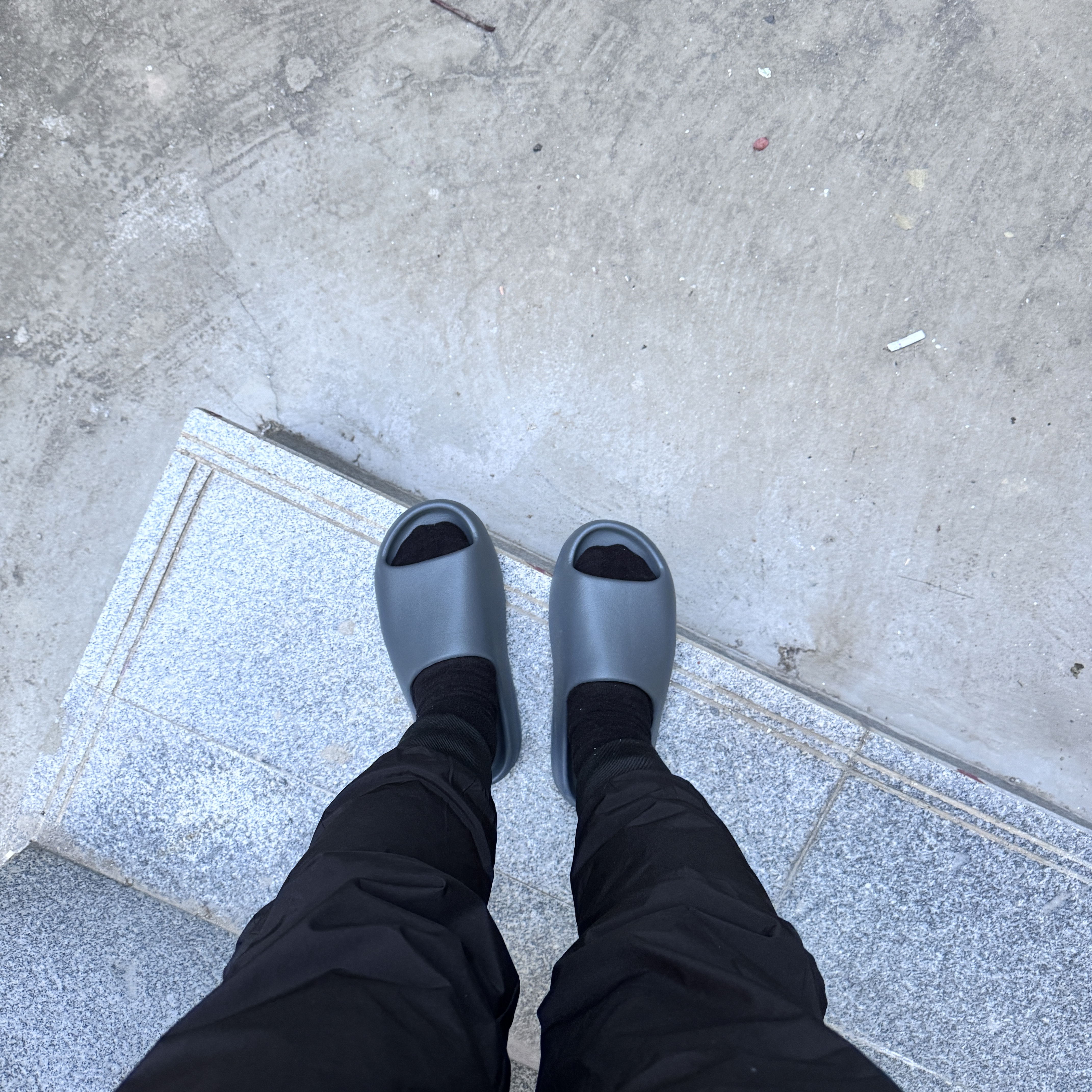 Adidas Yeezy Slide Slate Grey 착용 스타일 - 2