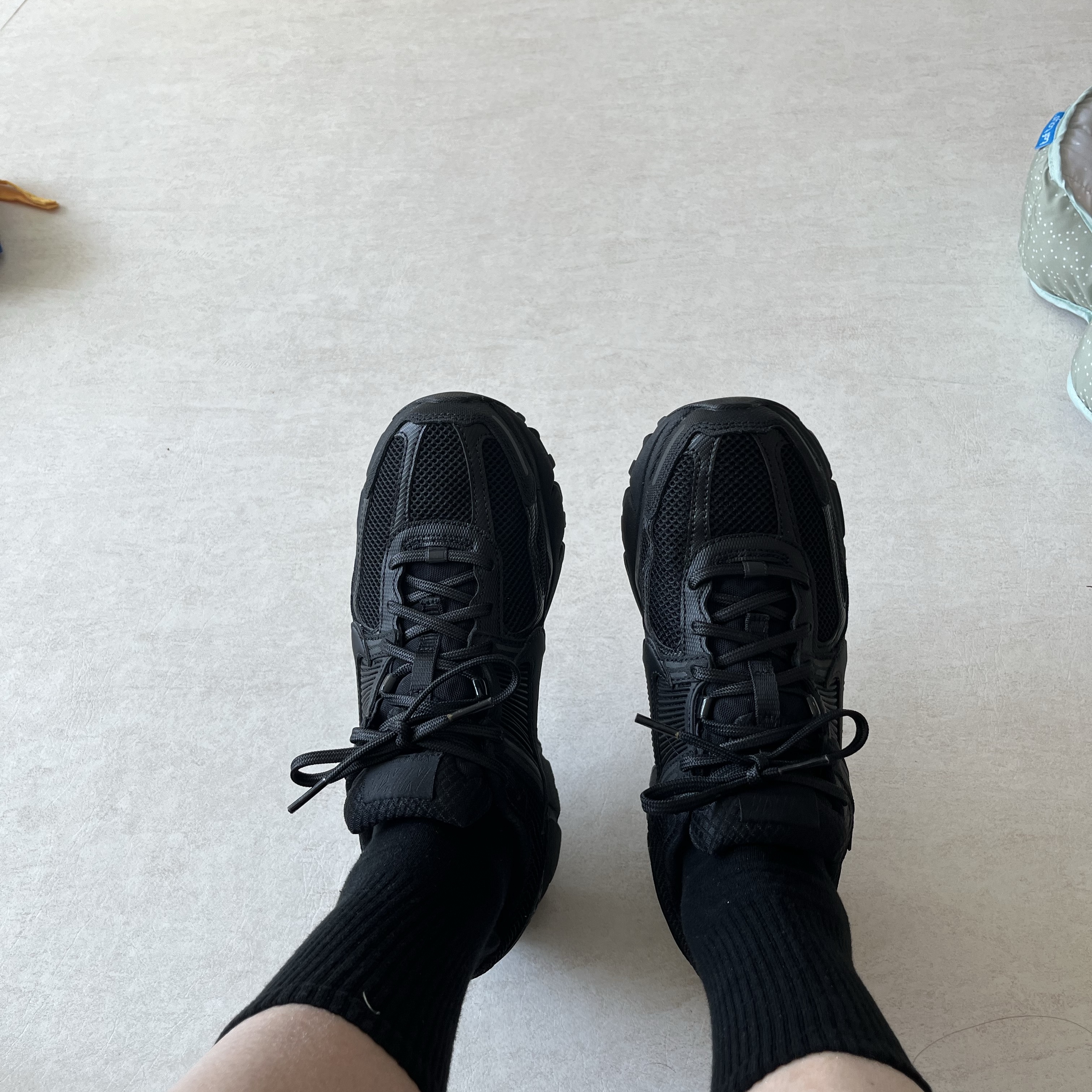 Nike Zoom Vomero 5 SP Black 착용 스타일 - 3