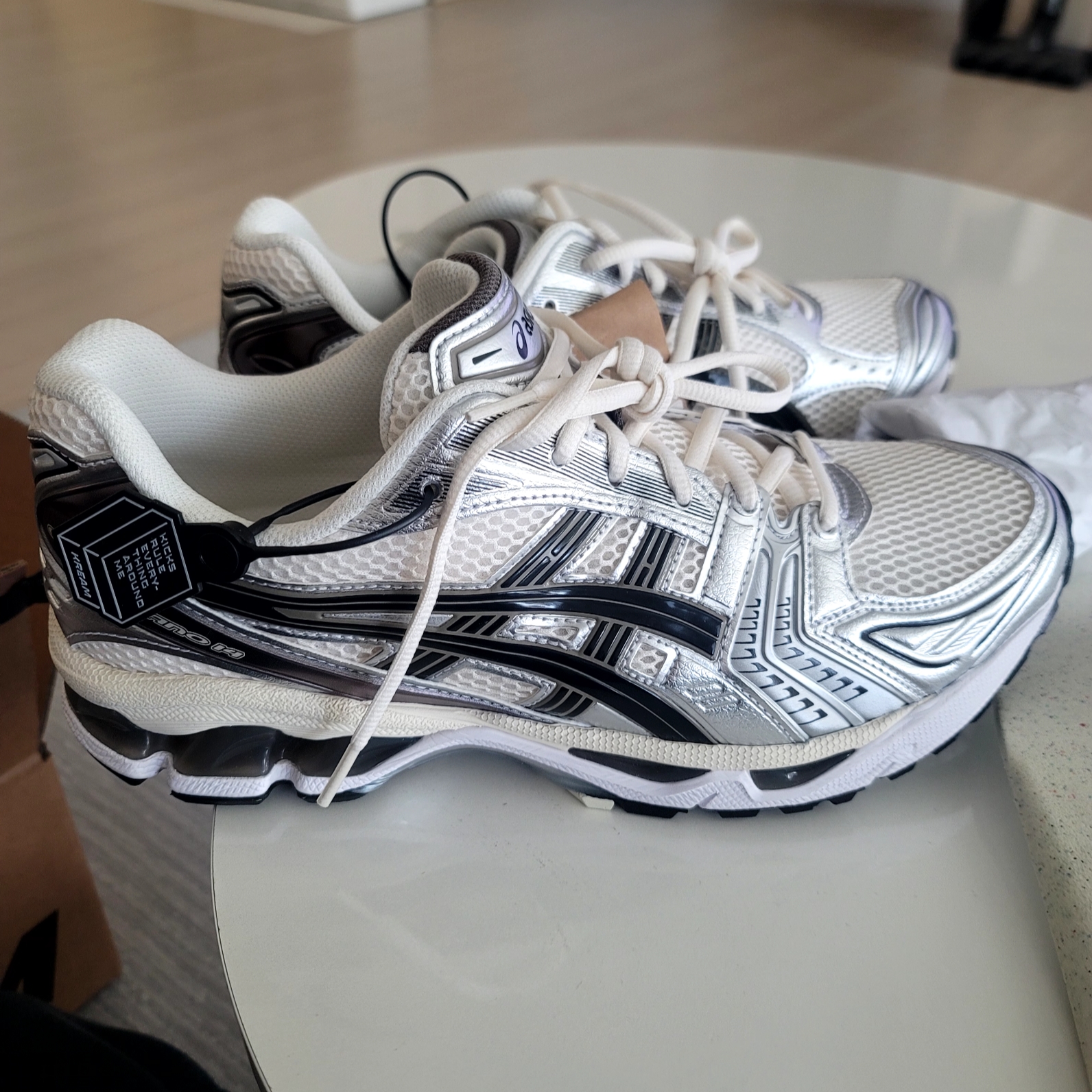 Asics Gel-Kayano 14 Cream Black 착용 스타일 - 1
