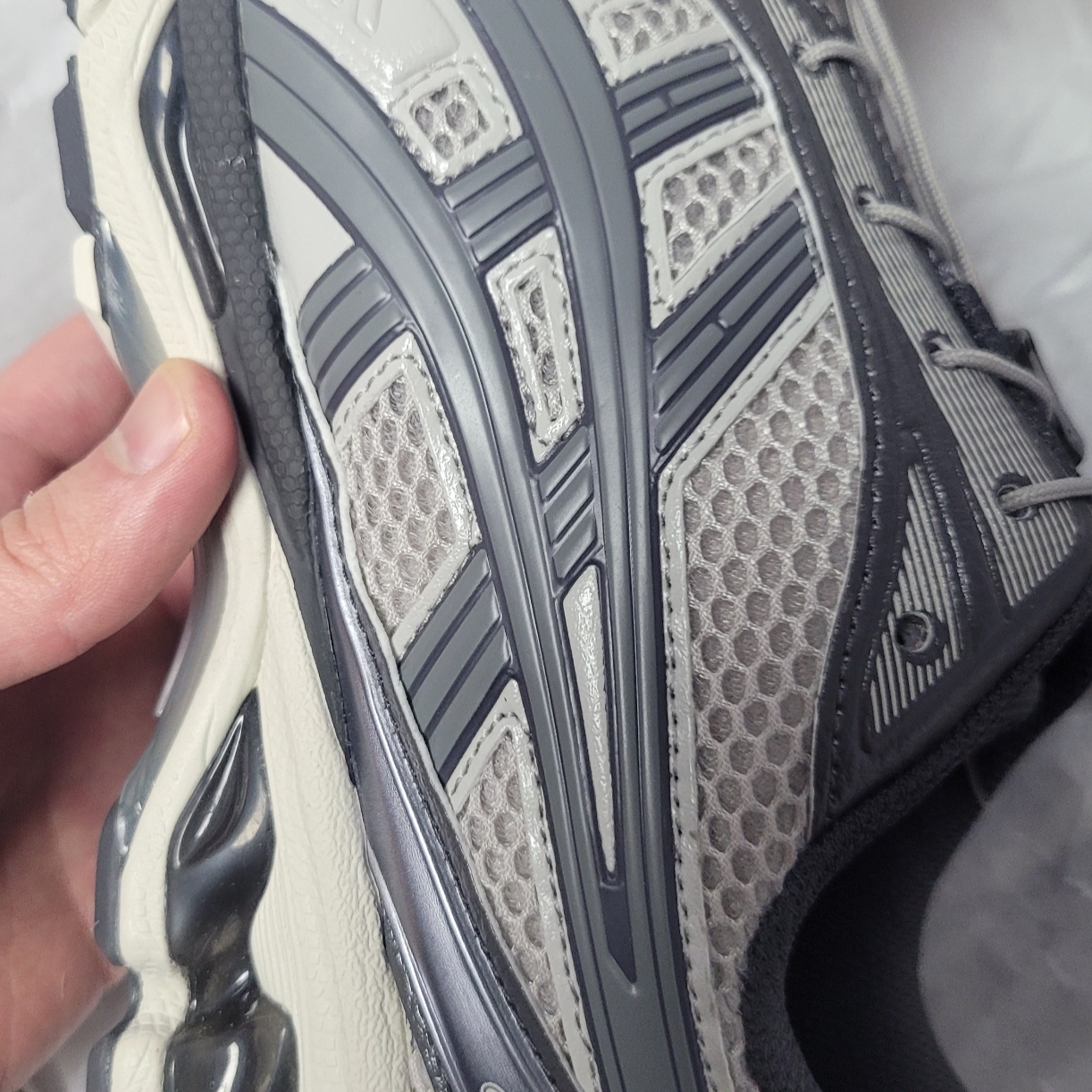 Asics Unlimited Gel-Kayano 14 Oyster Grey Clay Grey 착용 스타일 - 2