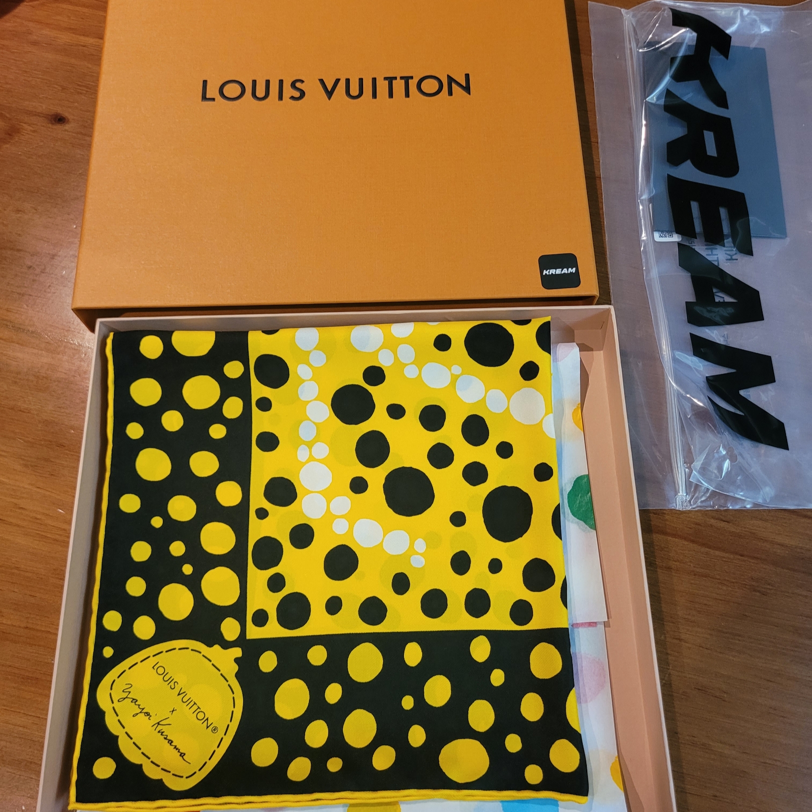 (W) Louis Vuitton x YK Infinity Dots Square 45 Yellow Black 착용 스타일 - 1