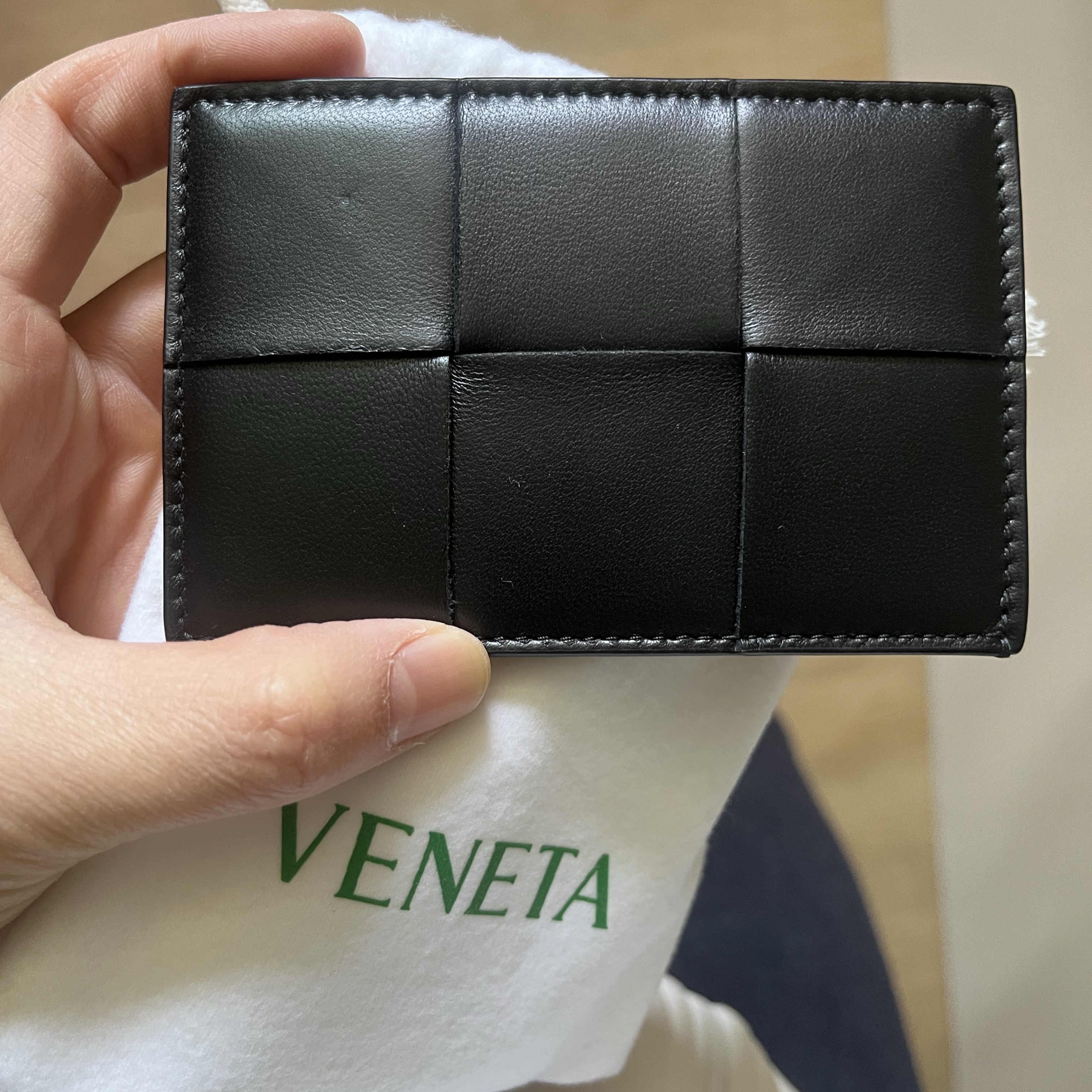 Bottega Veneta Credit Card Case Lambskin & Calfskin Black 착용 스타일 - 2