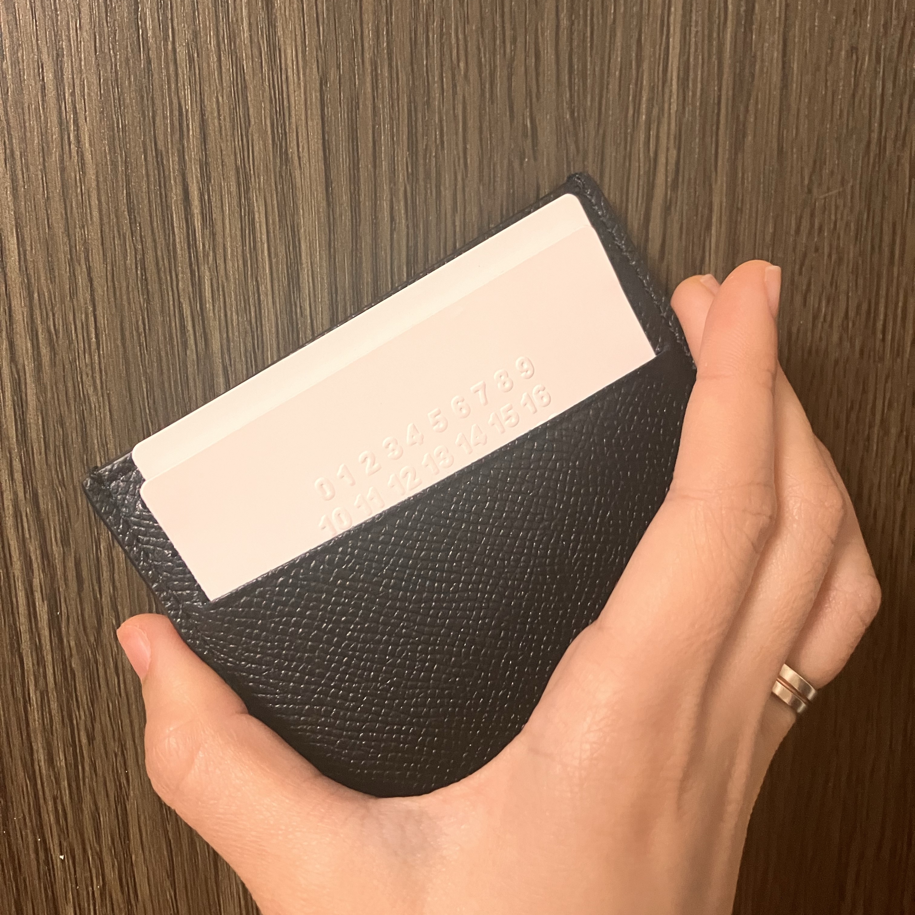 Maison Margiela Bovine Leather Card Holder Black 착용 스타일 - 1