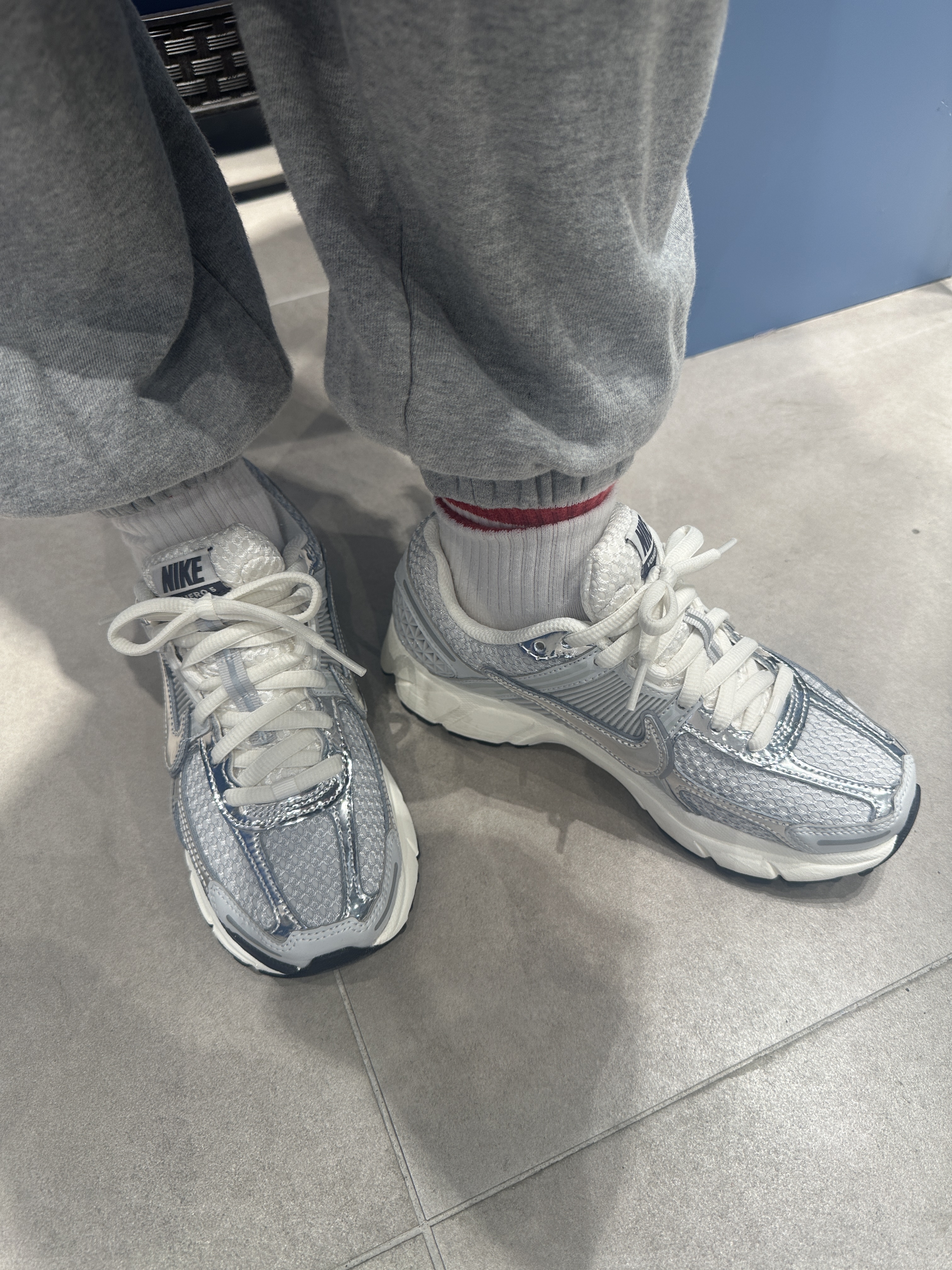 (W) Nike Zoom Vomero 5 Photon Dust and Metallic Silver 착용 스타일