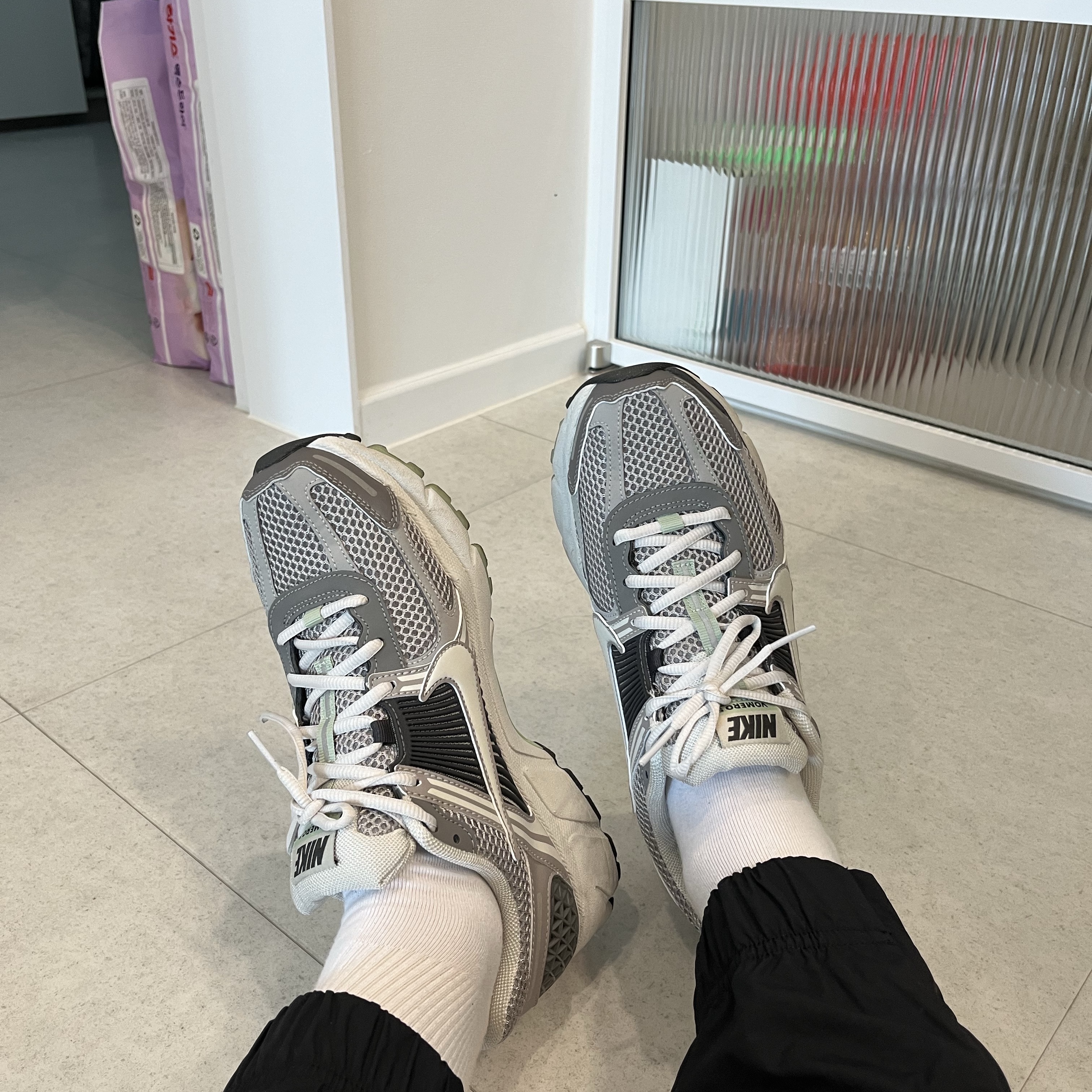 (W) Nike Zoom Vomero 5 Cobblestone and Flat Pewter 착용 스타일 - 2