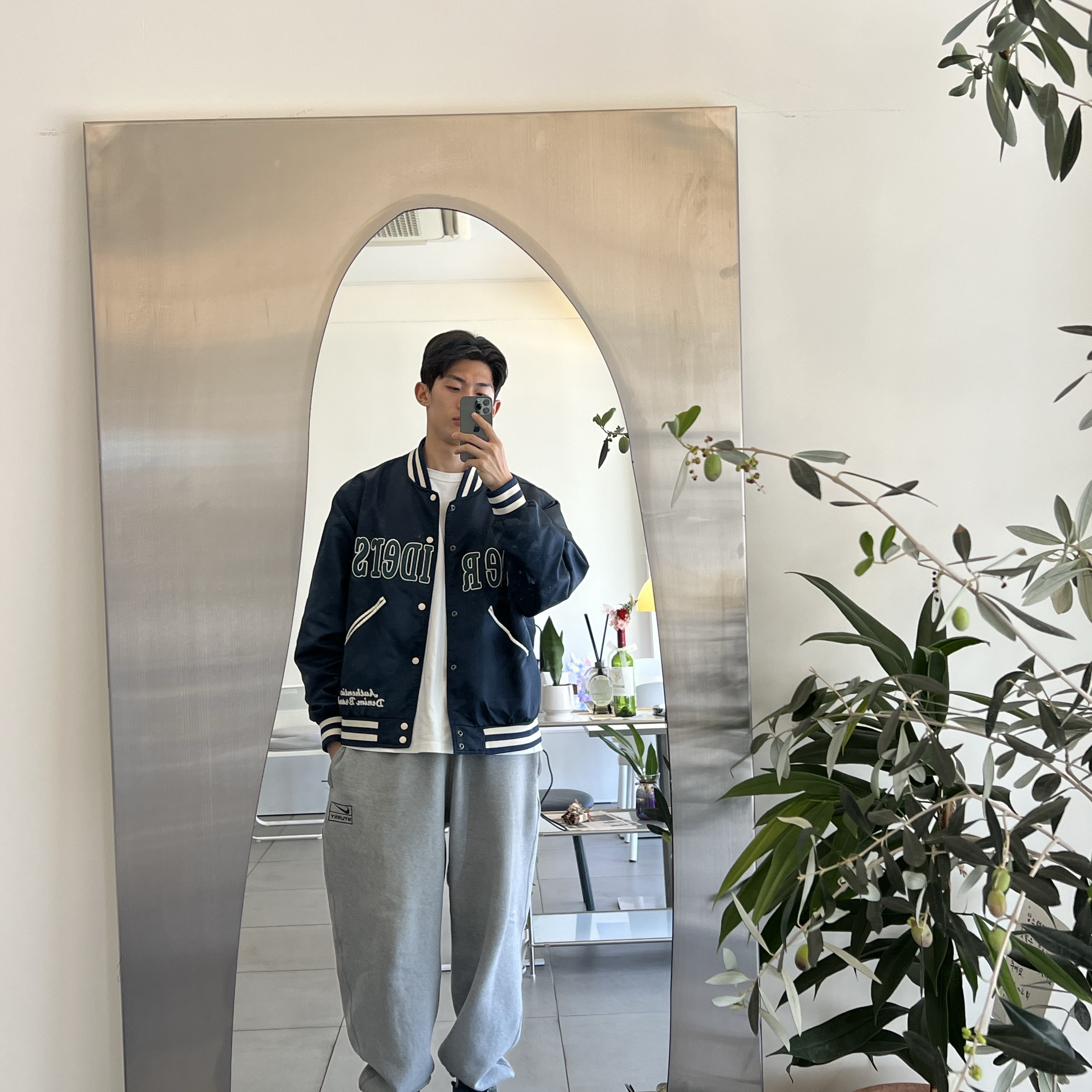 Jacquemus Le Sweatshirt Jacquemus Hooded Sweatshirt Light Khaki, Stussy Basic Stussy Hoodie Coffee 2022 착용 스타일 - 3