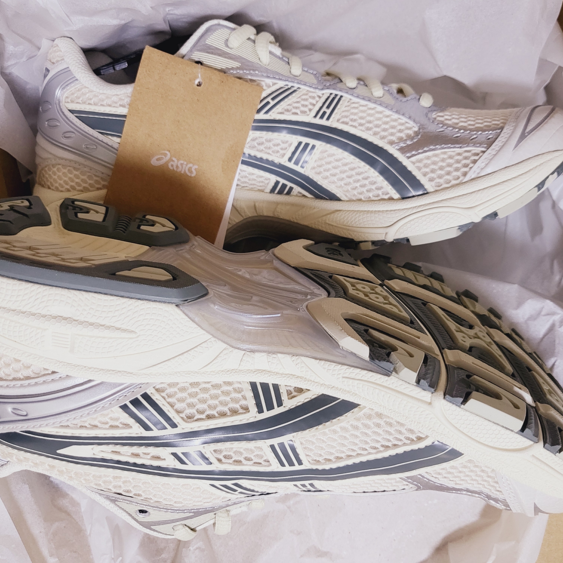Asics Gel-Kayano 14 Birch Dark Pewter 착용 스타일 - 3