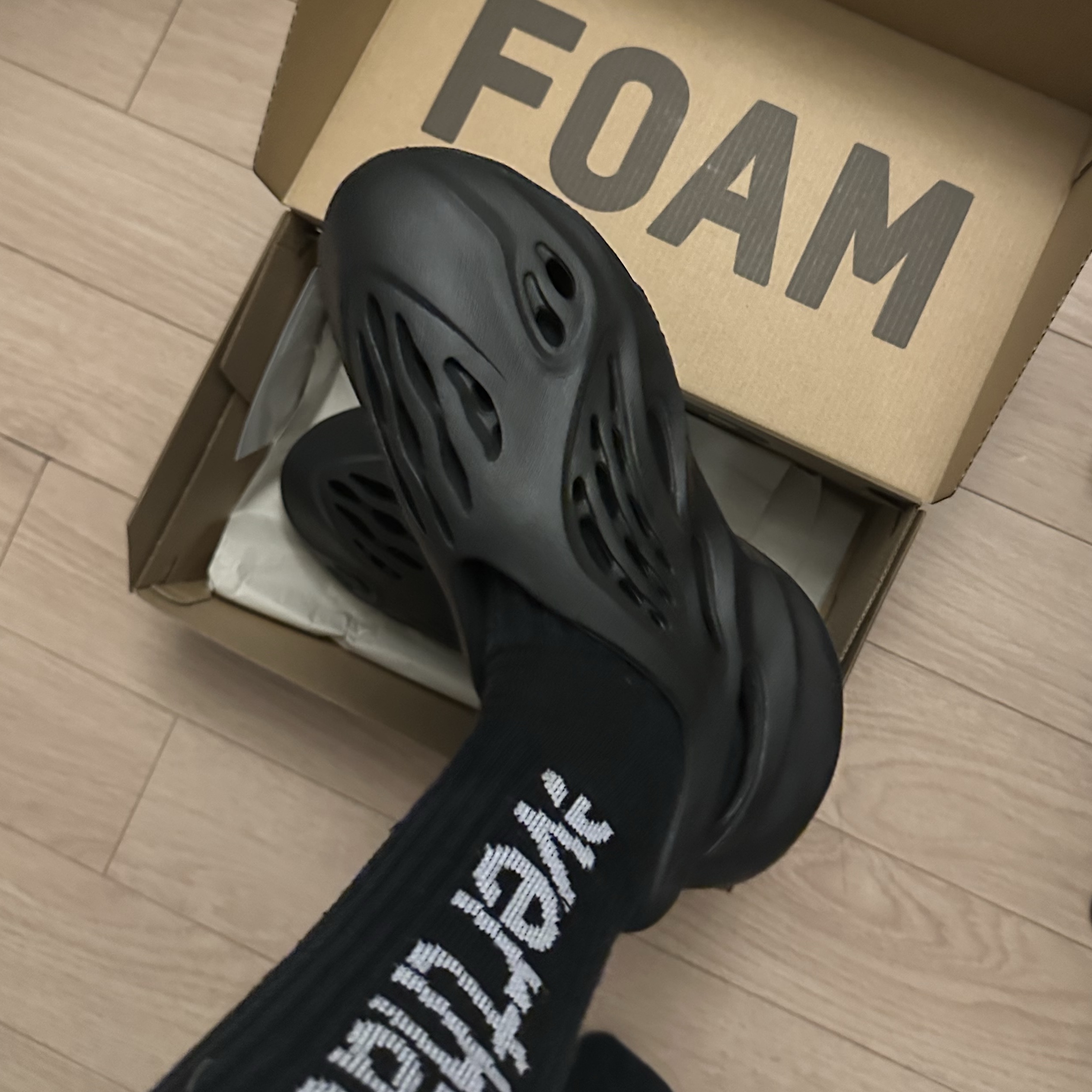 Adidas Yeezy Foam RNNR Onyx 착용 스타일 - 1