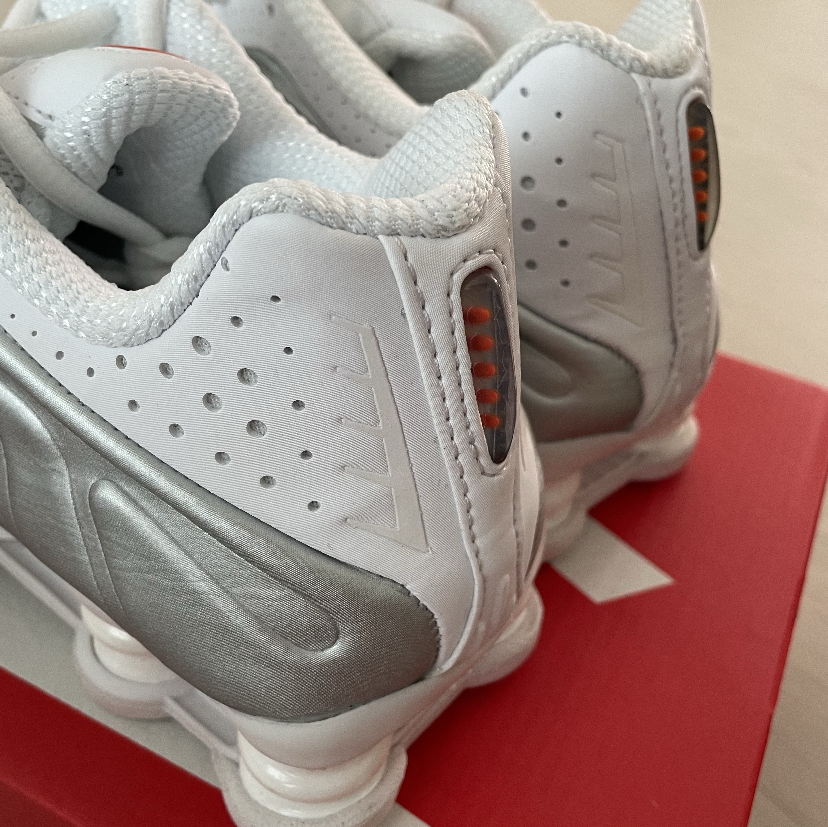 (W) Nike Shox R4 White Metallic Silver 착용 스타일 - 2