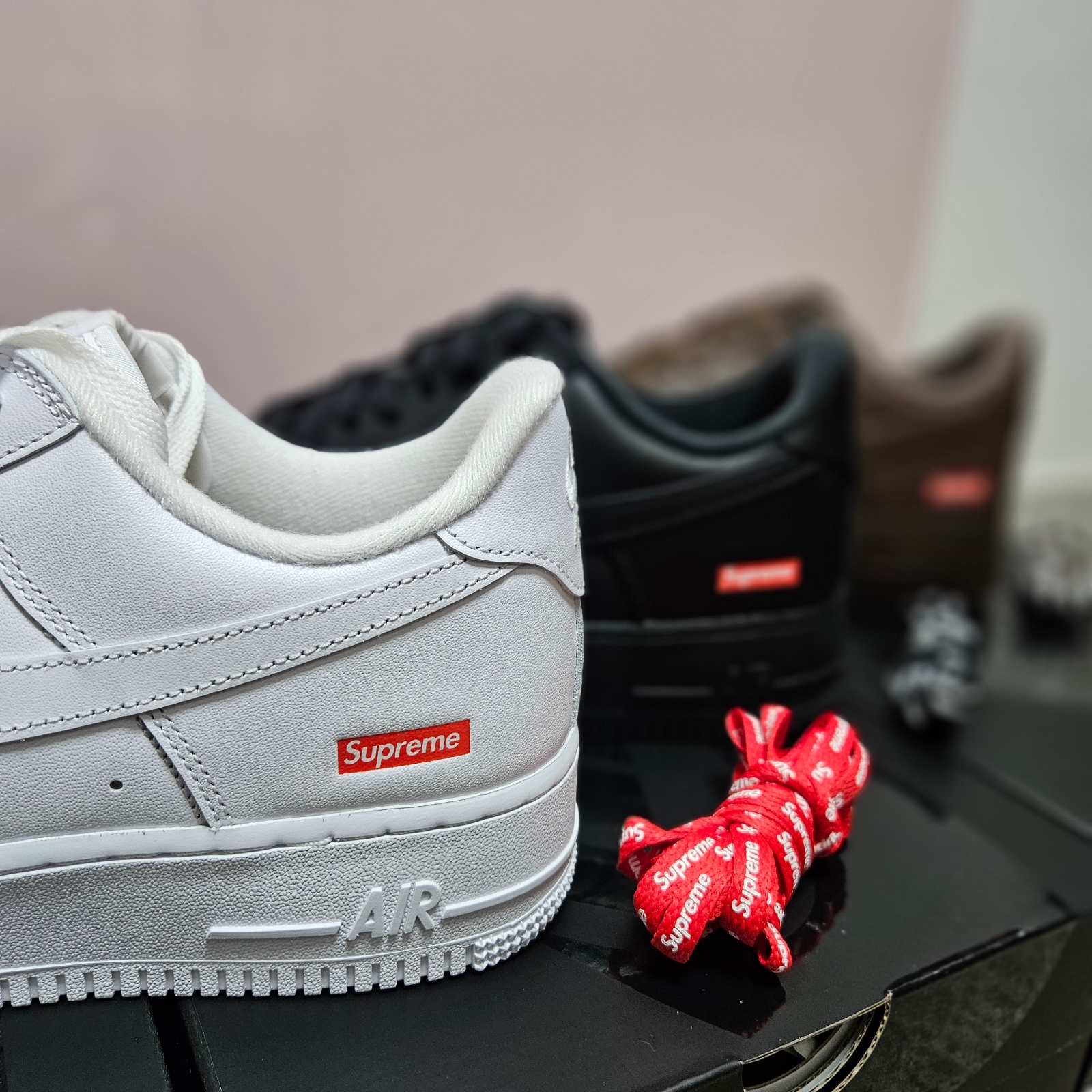 Nike x Supreme Air Force 1 Low White, Nike x Supreme Air Force 1 Low Black 착용 스타일 - 1