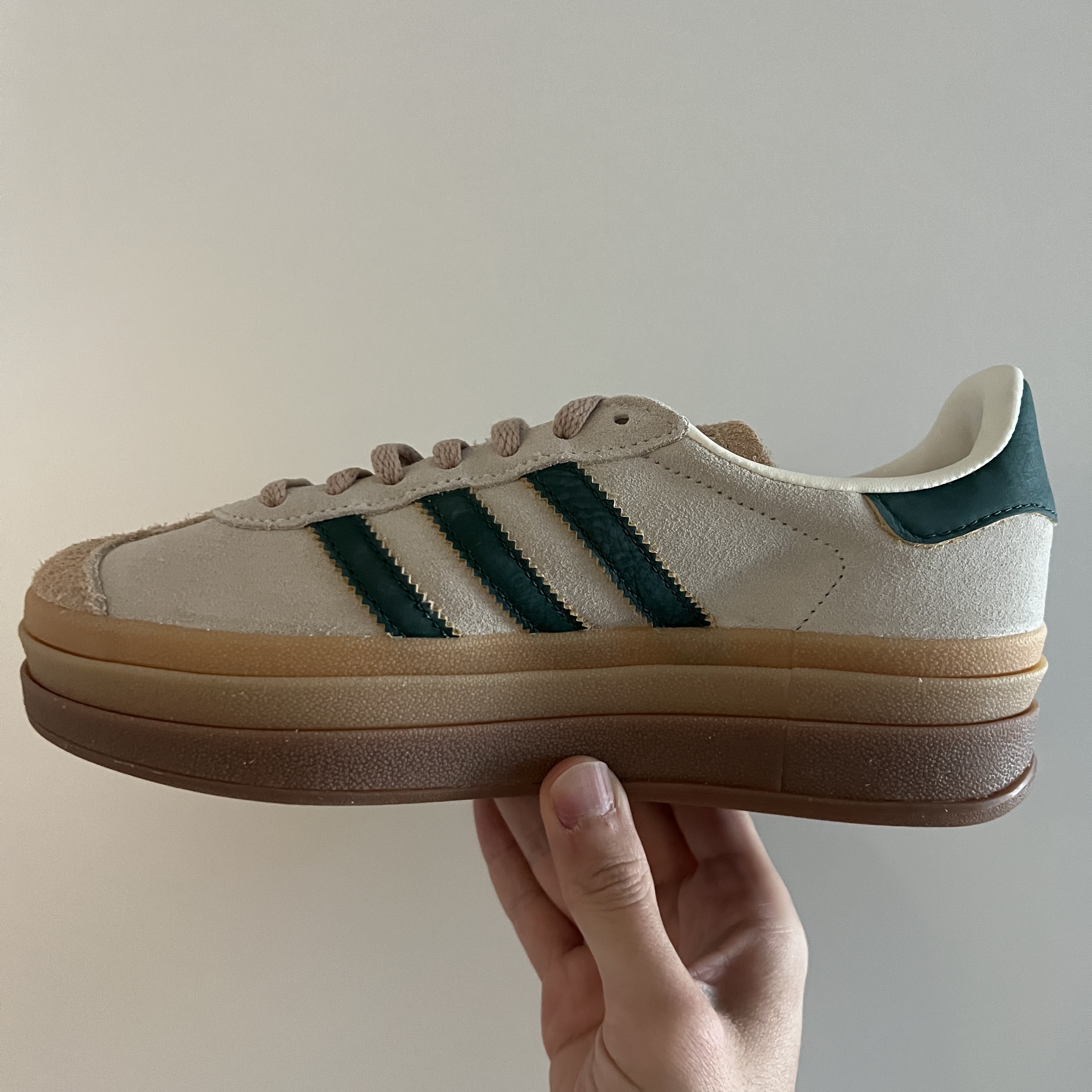 (W) Adidas Gazelle Bold Cream White Collegiate Green 착용 스타일 - 2