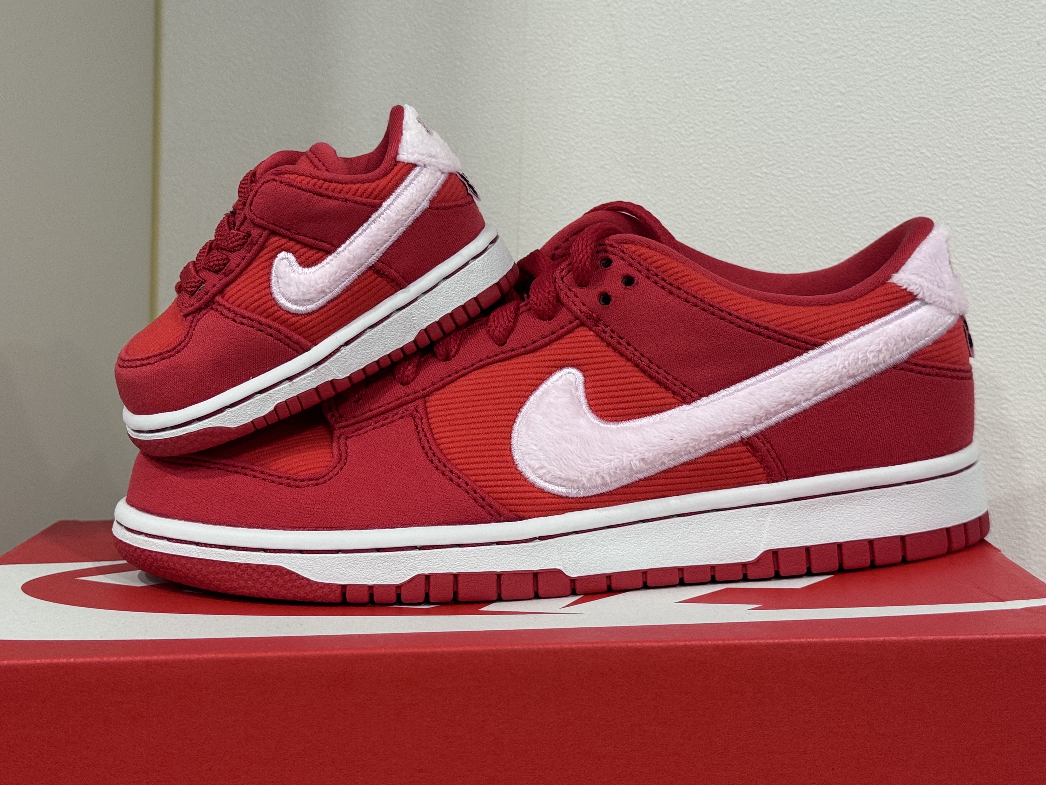 (GS) Nike Dunk Low Valentine Day Fire Red 착용 스타일 - 1