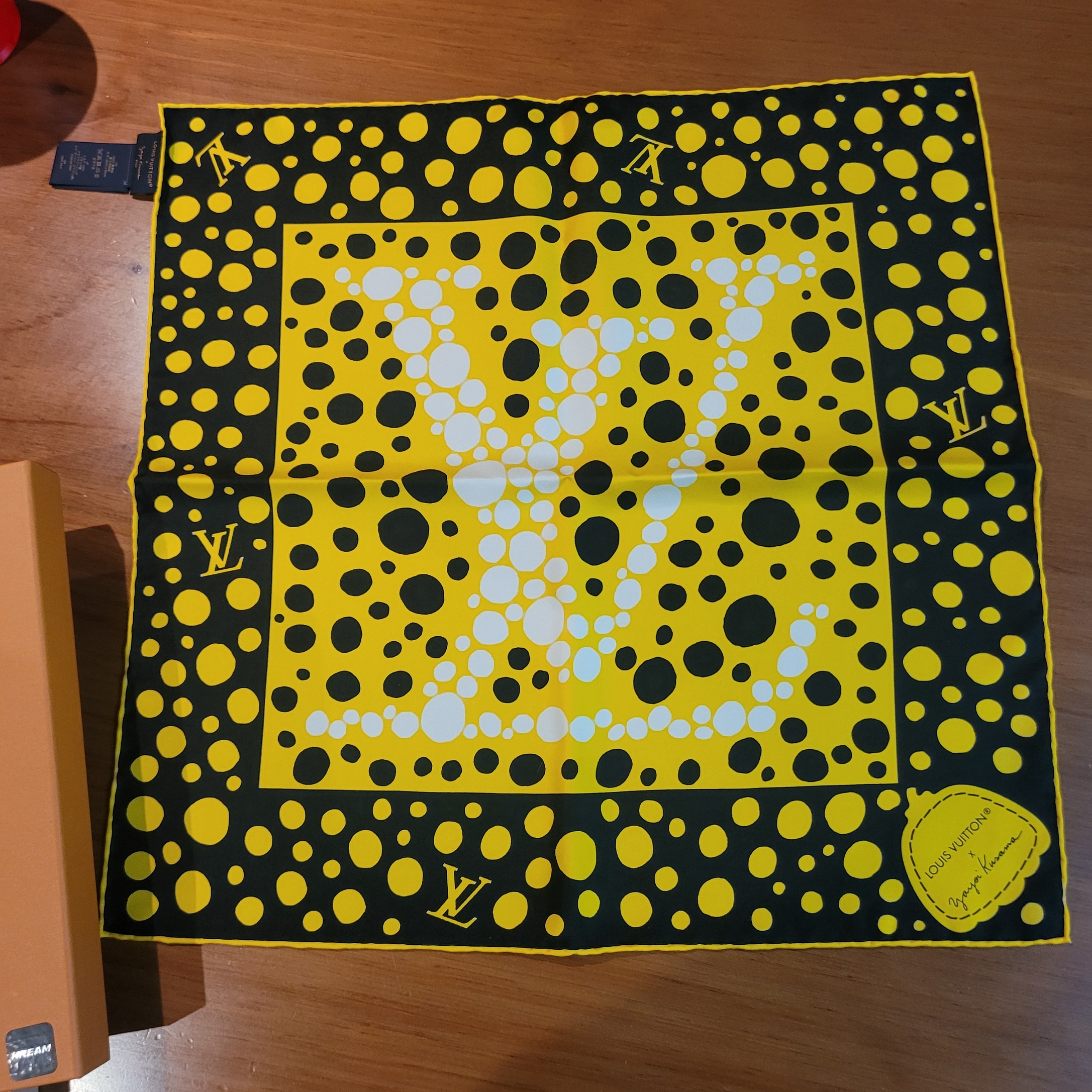(W) Louis Vuitton x YK Infinity Dots Square 45 Yellow Black 착용 스타일 - 3