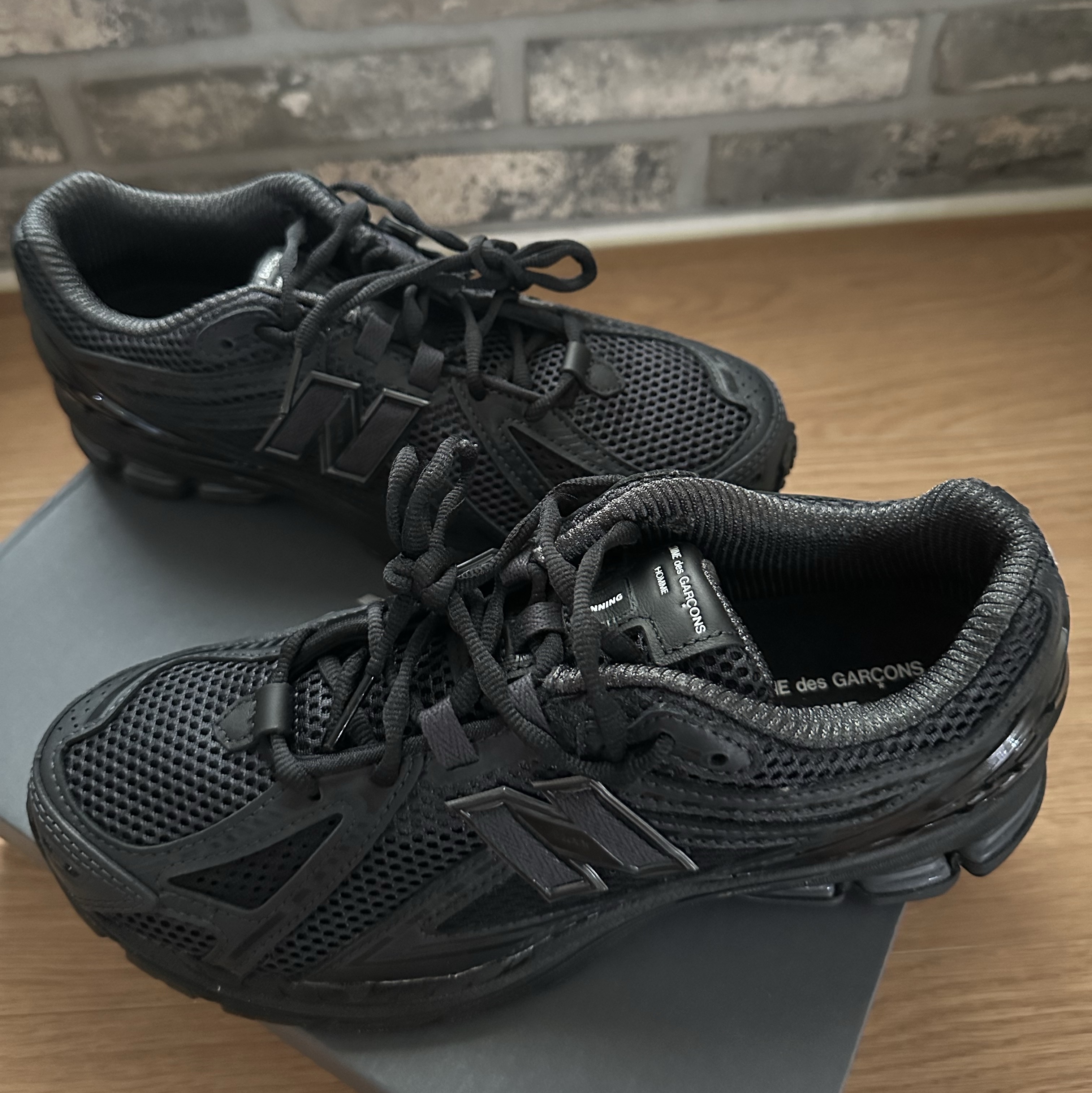 New Balance x Comme des Garcons Homme 1906R Black 착용 스타일