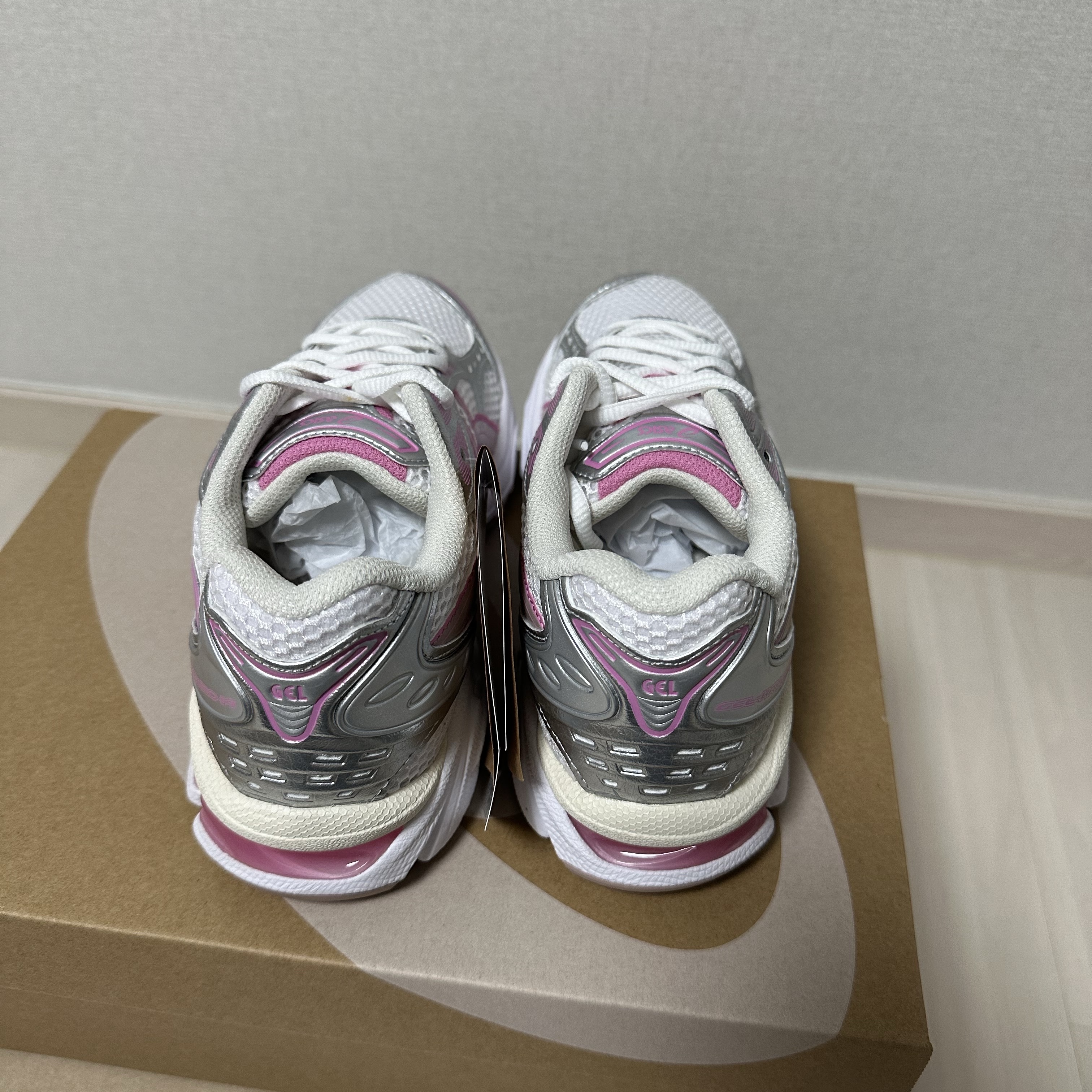 Asics Unlimited Gel-Kayano 14 White Fawn 착용 스타일 - 3