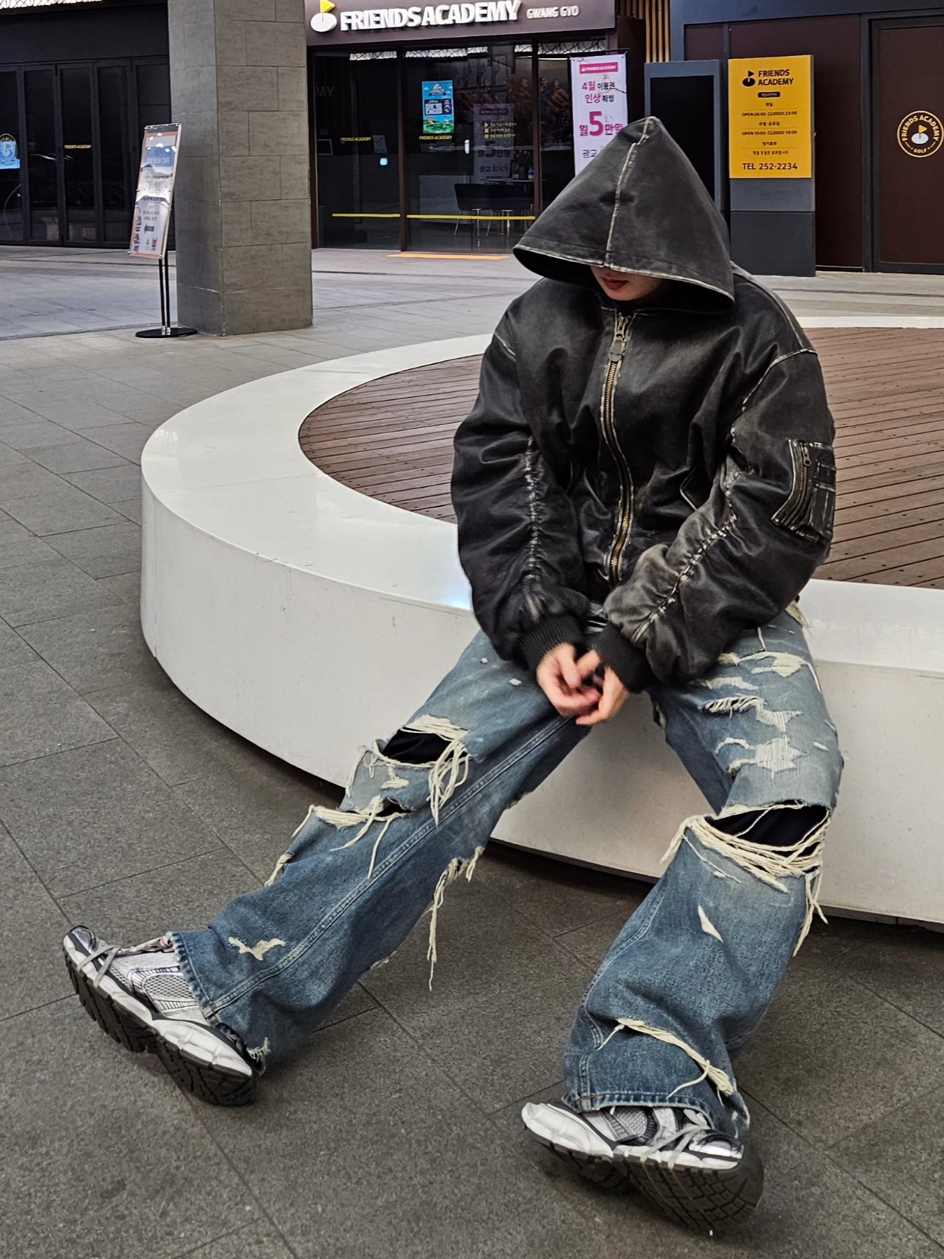 Undermycar Gubalok Vintage Washed All Leather Hood Bomber Dark Earth - 23FW, Balenciaga 3XL Sneakers Grey White Red 착용 스타일 - 1