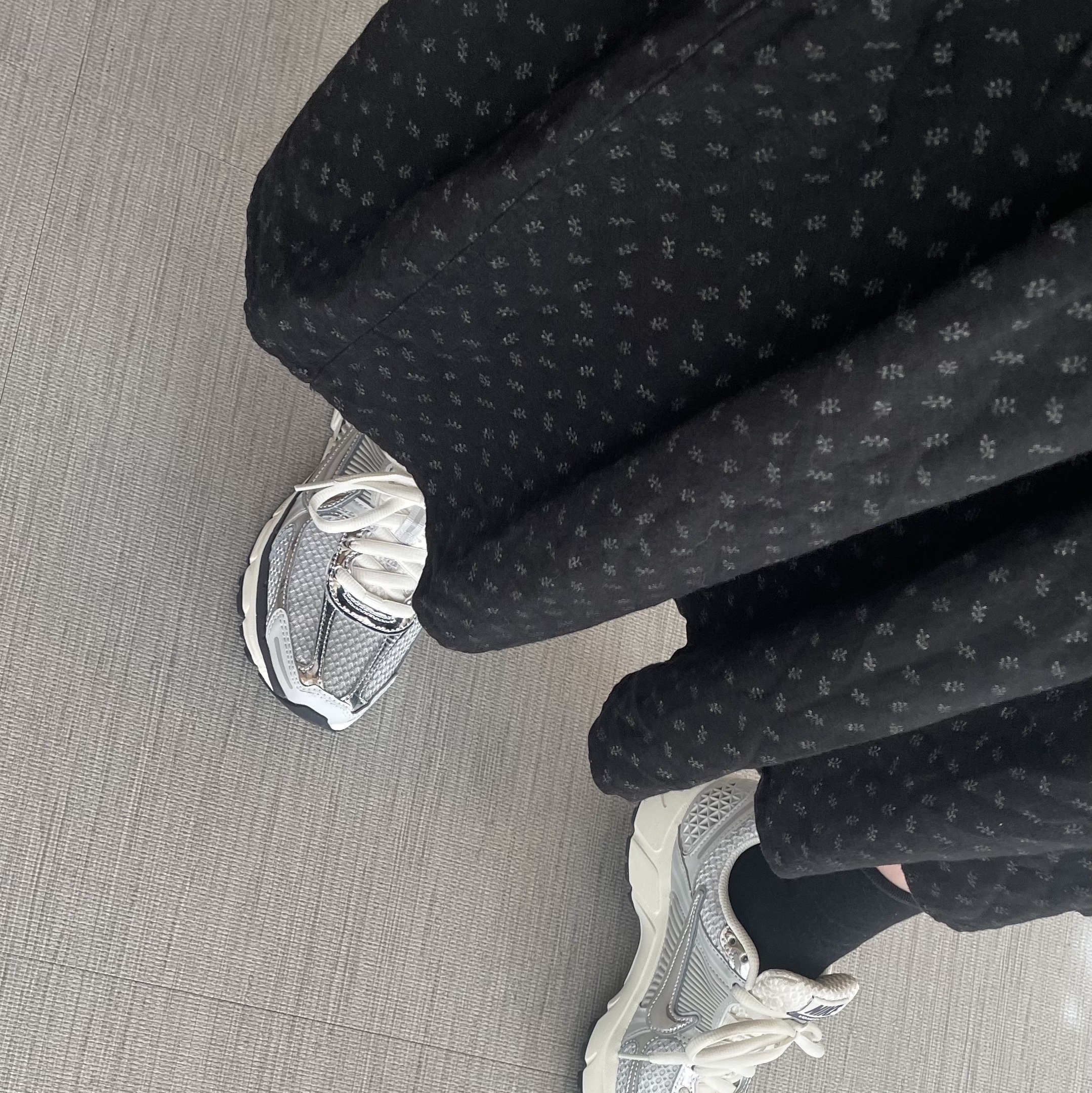 (W) Nike Zoom Vomero 5 Photon Dust and Metallic Silver 착용 스타일 - 2