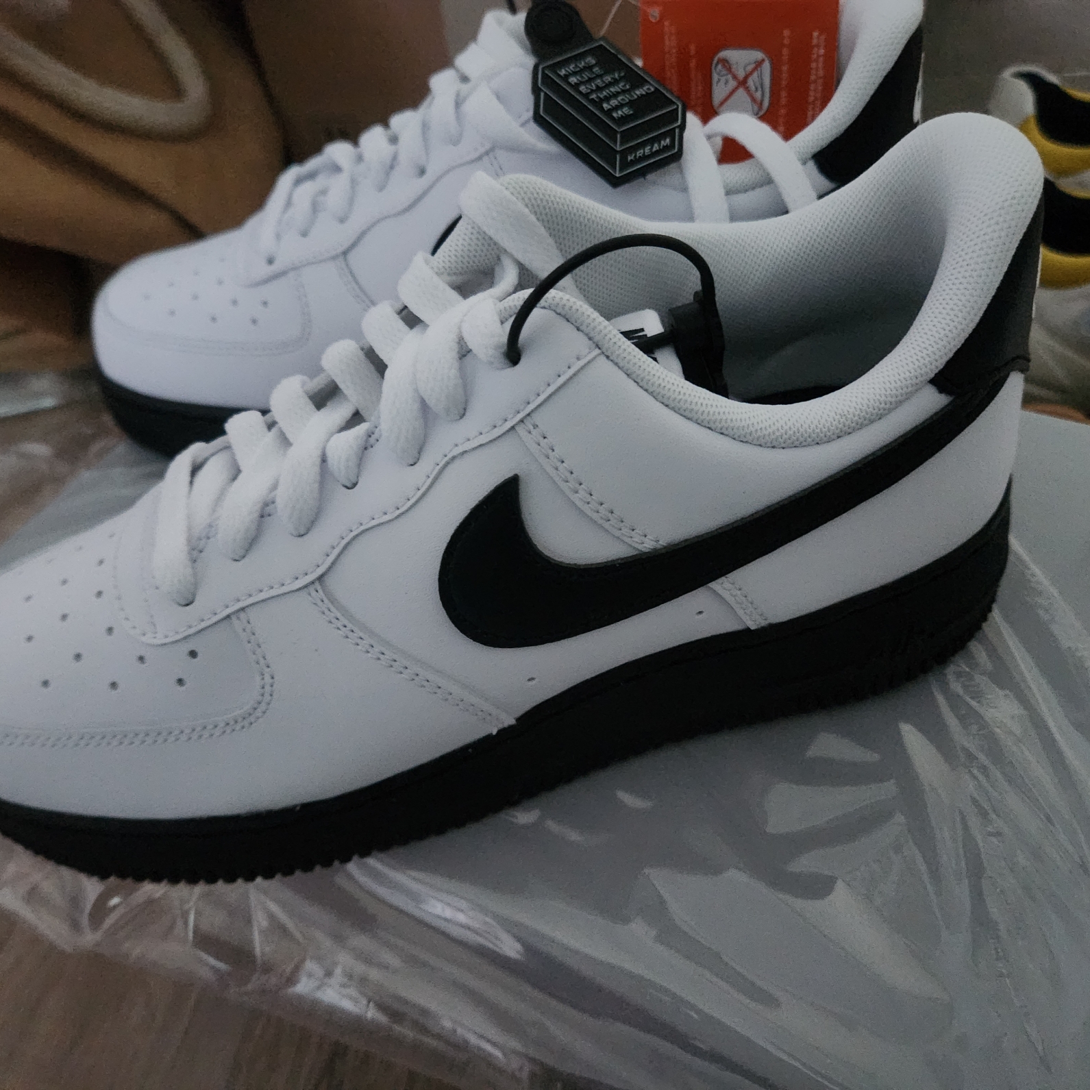Nike Air Force 1 Low White Black Midsole 착용 스타일 - 3