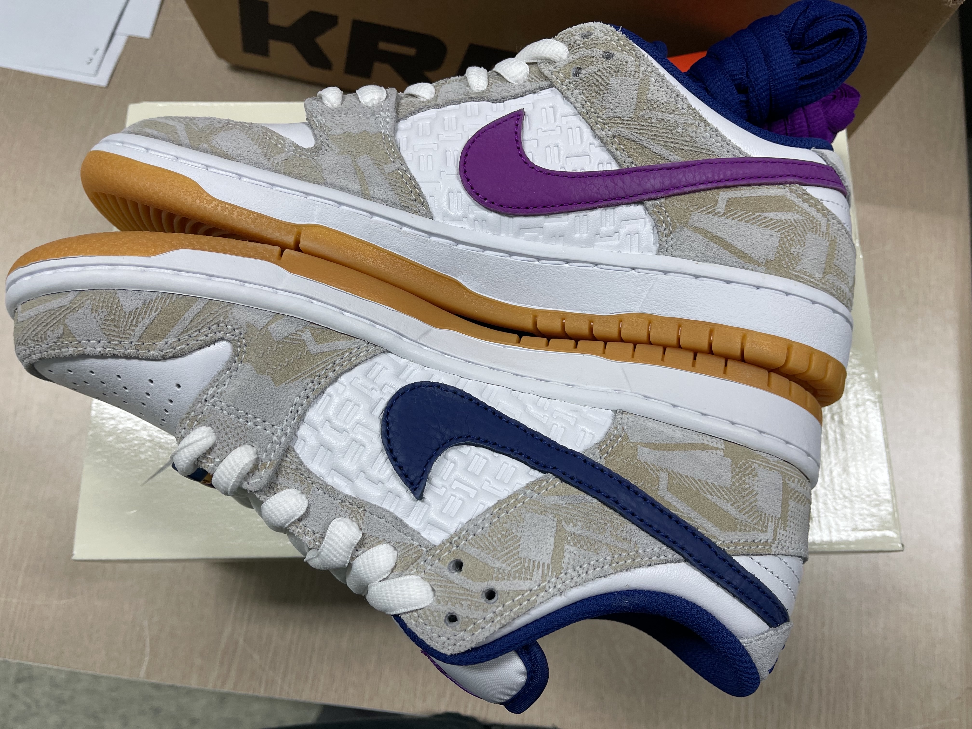 Nike x Rayssa Leal SB Dunk Low PRM Pure Platinum Vivid Purple 착용 스타일 - 3