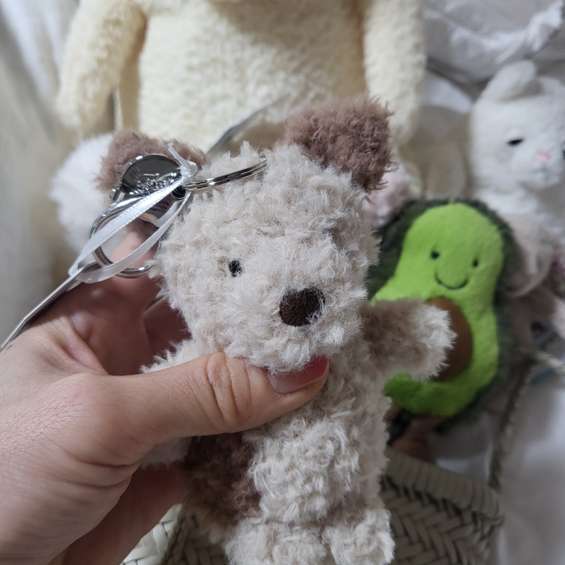 Jellycat Little Pup Bag Charm Nougat Chocolate, Jellycat Amuseable Avocado Bag Charm Green 착용 스타일