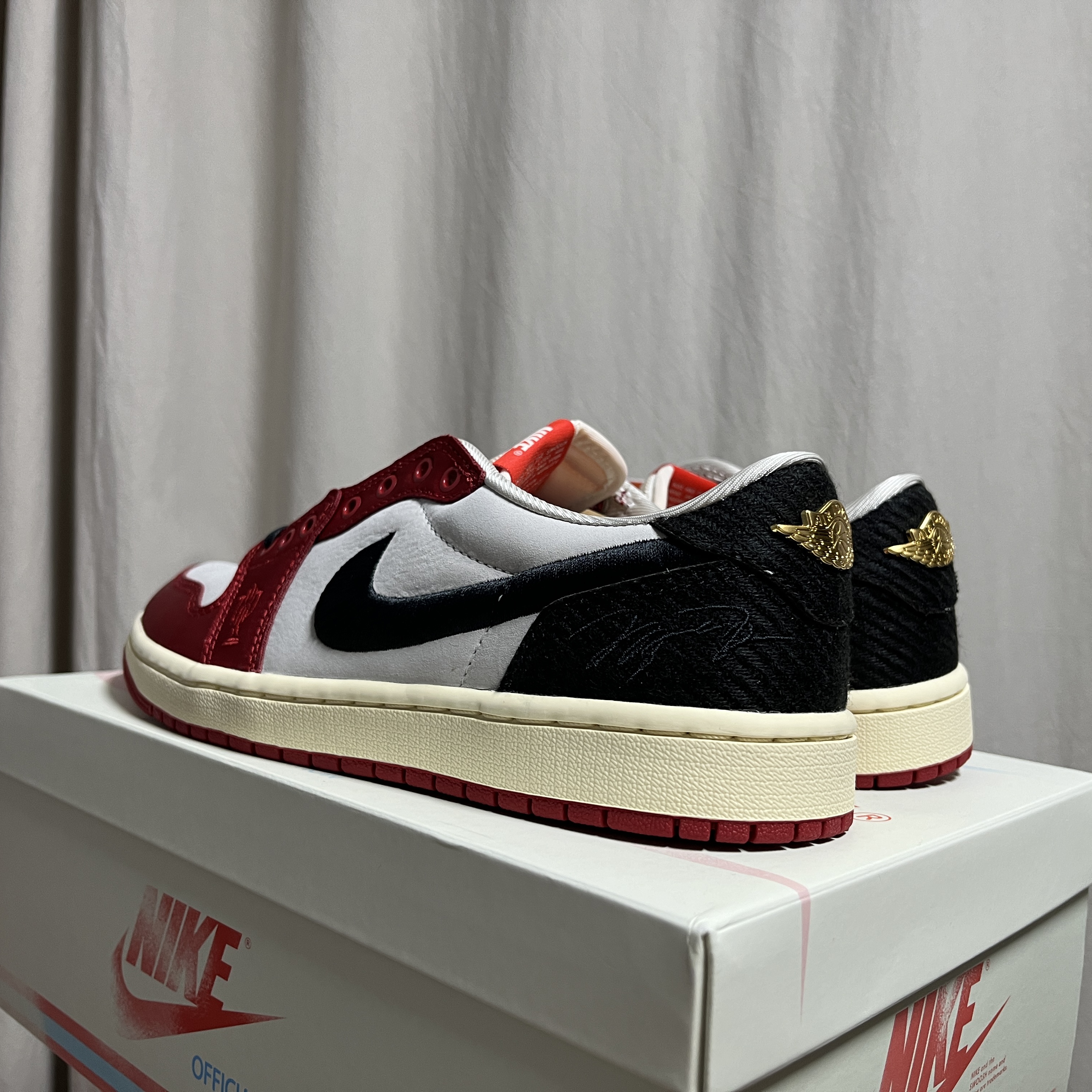 Jordan 1 x Trophy Room Retro Low OG SP Sail Varsity Red 착용 스타일 - 3