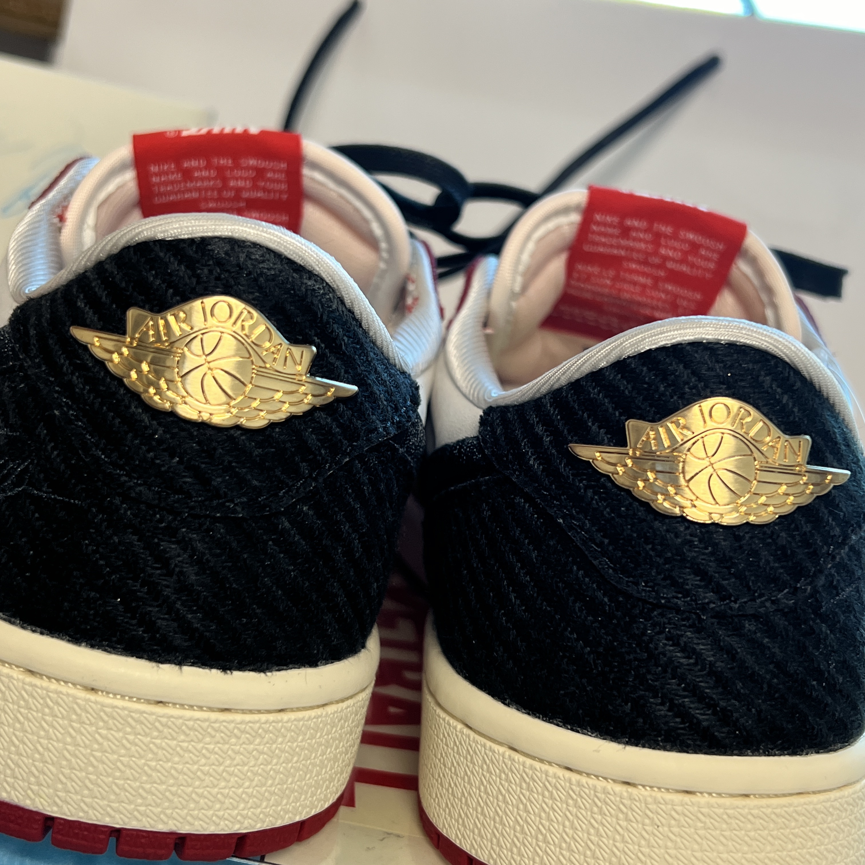 Jordan 1 x Trophy Room Retro Low OG SP Sail Varsity Red 착용 스타일 - 4