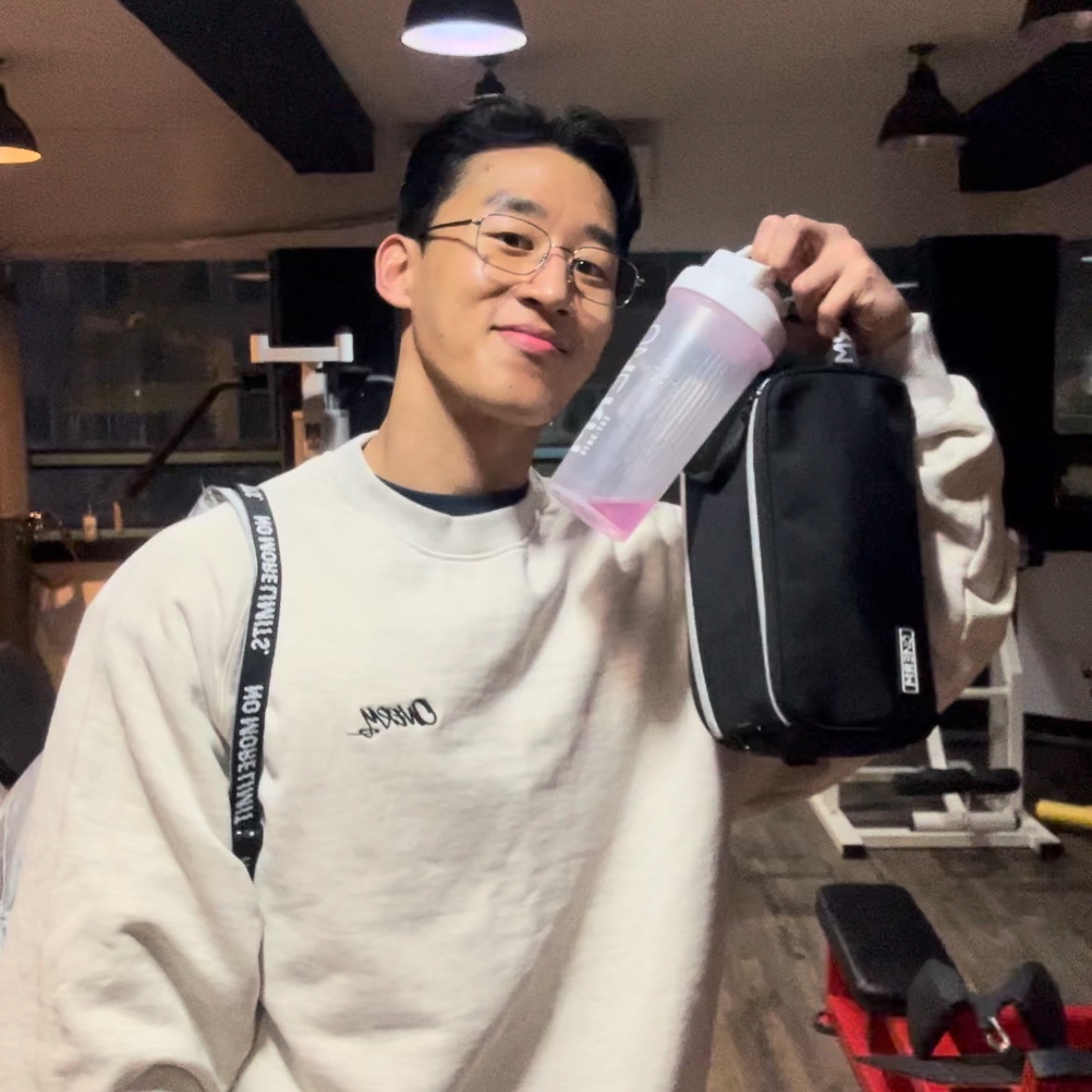 ONERM Essential Sweatshirt Melange White 착용 스타일