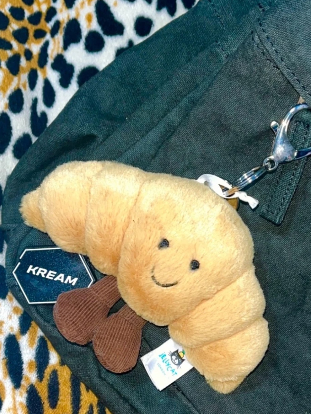 Jellycat Amuseable Croissant Bag Charm Brown, Jellycat Amuseable Croissant Medium Brown 착용 스타일 - 2