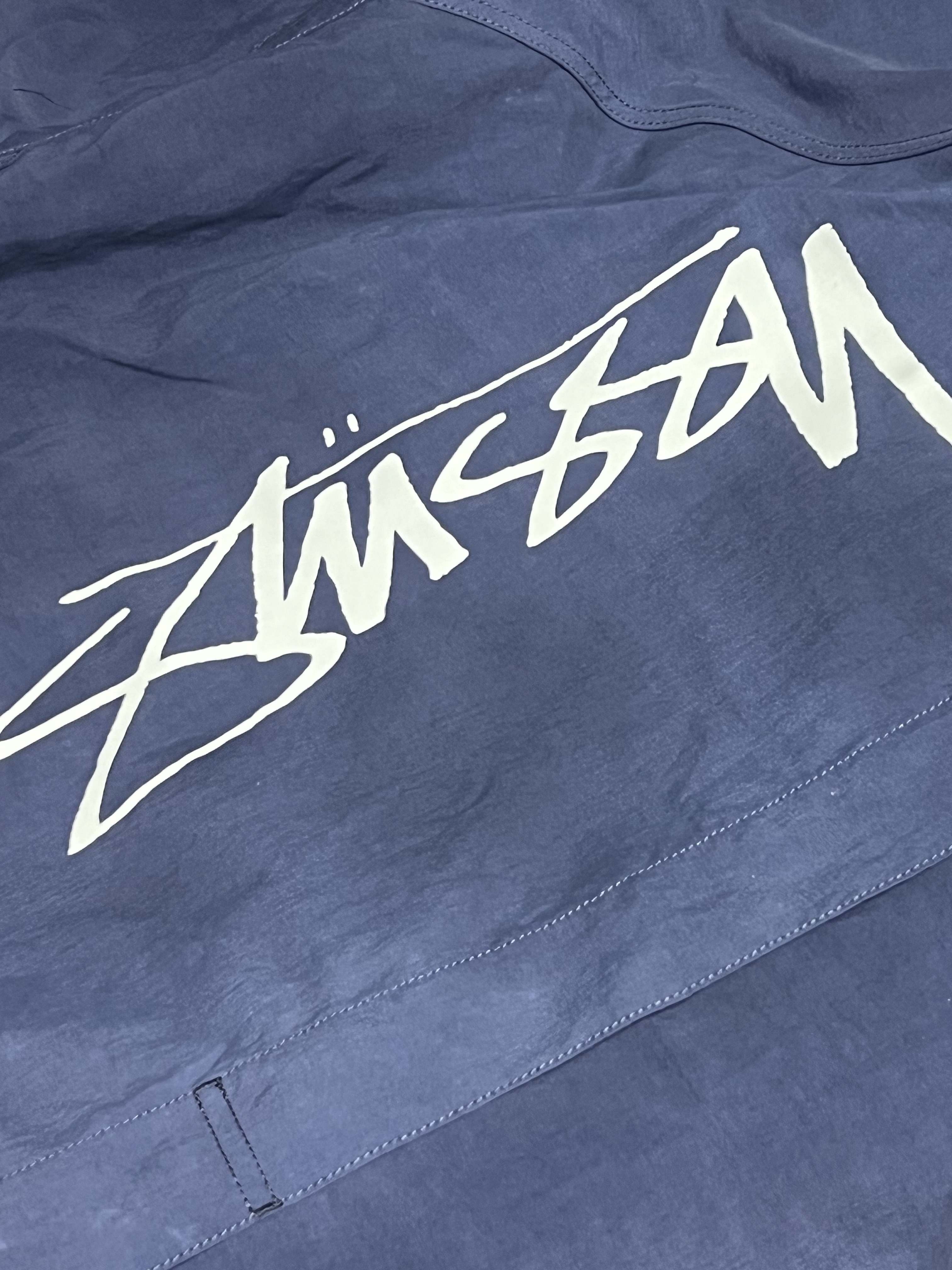Stussy Wave Dye Beach Shell Jacket Navy 착용 스타일 - 3