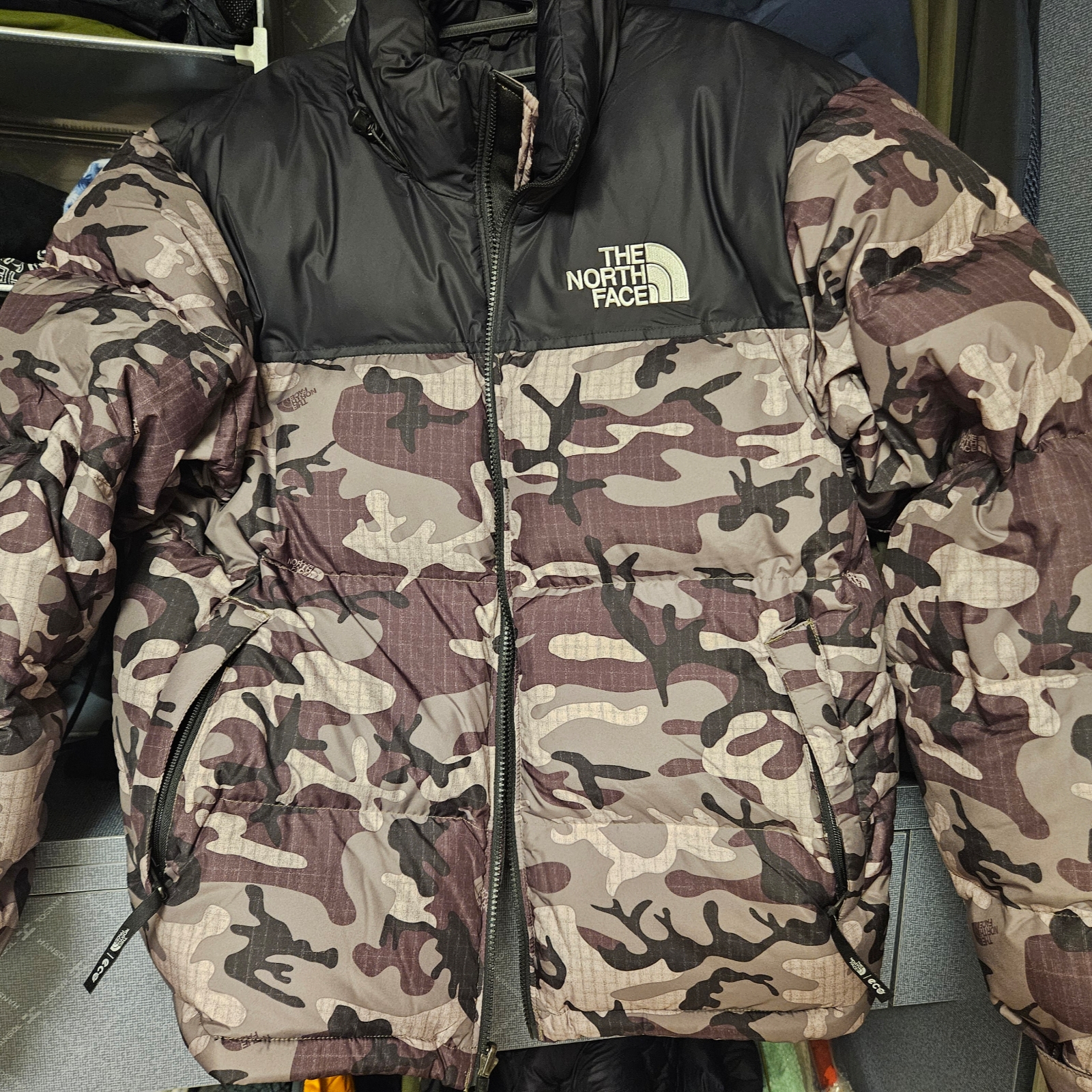 The North Face 1996 Novelty Nuptse Jacket Khaki 착용 스타일
