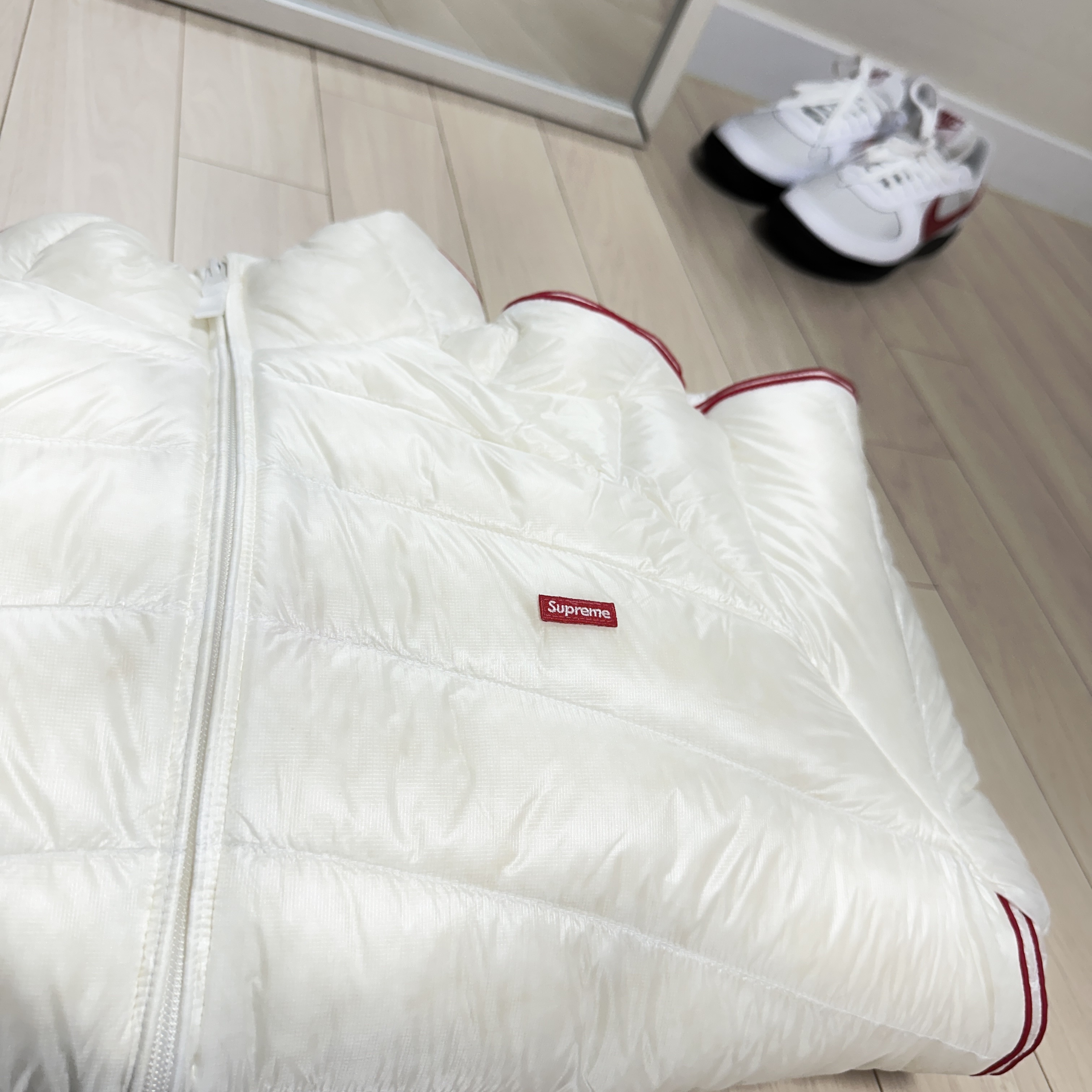 Supreme Micro Down Jacket White - 24SS 착용 스타일 - 2