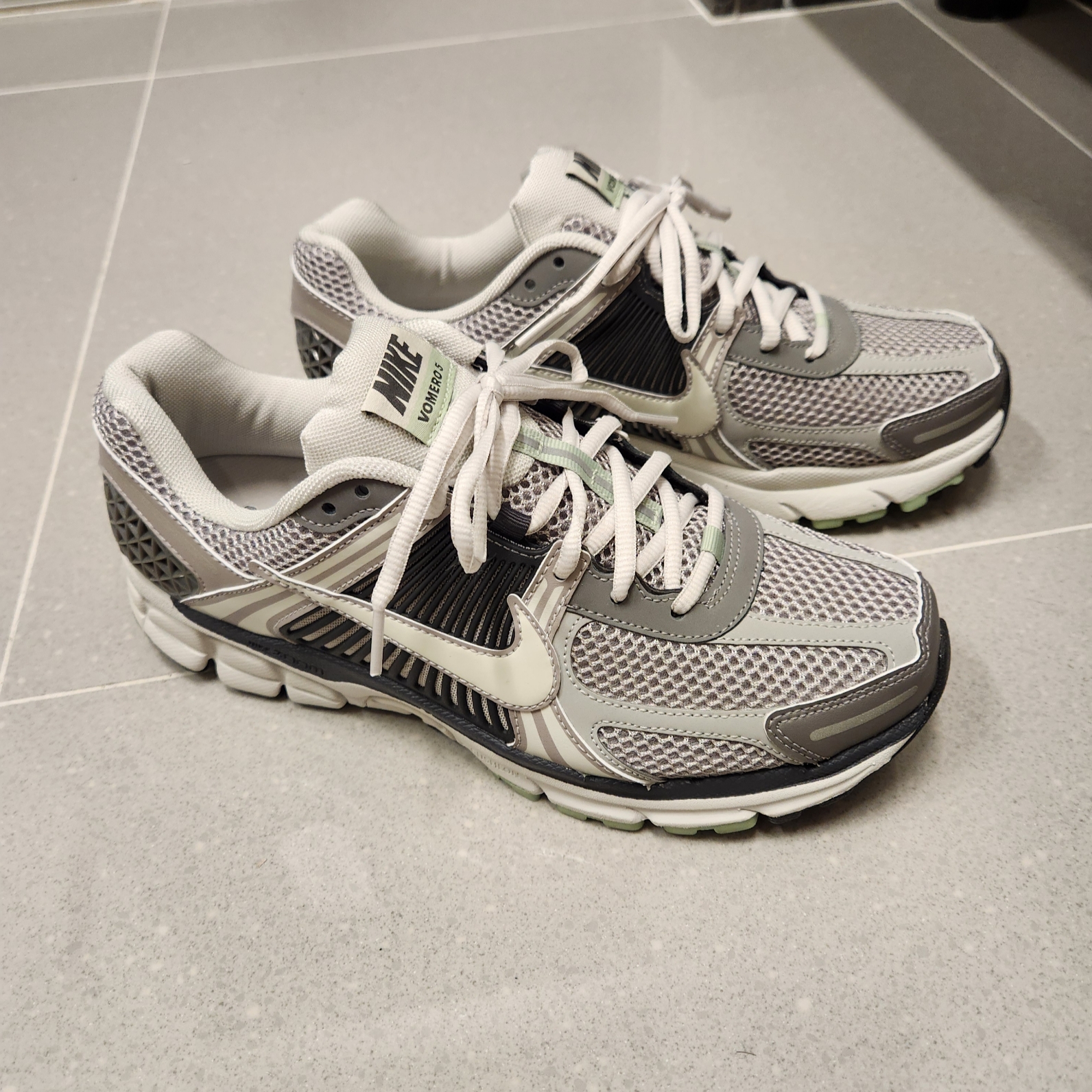 (W) Nike Zoom Vomero 5 Cobblestone and Flat Pewter 착용 스타일