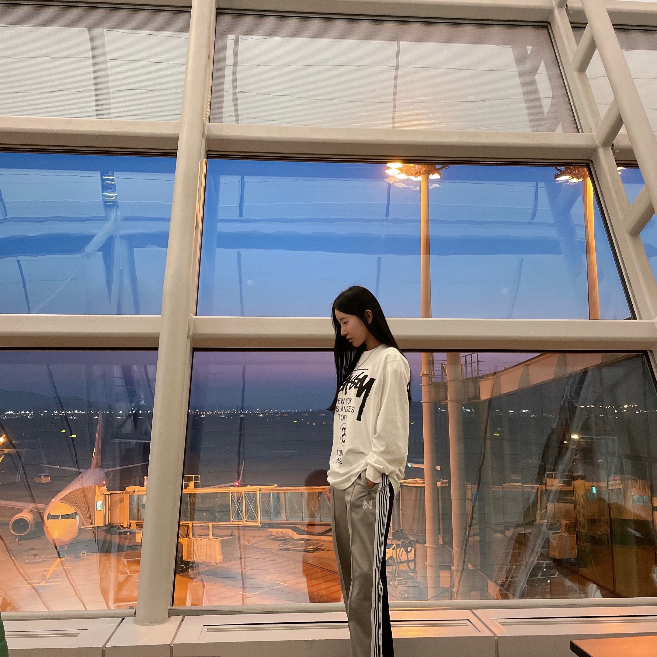 Stussy World Tour LS T-Shirt White 2023, Needles x Empty R__M Track Pants Poly Smooth Navy Grey - Emptyroom Exclusive 착용 스타일