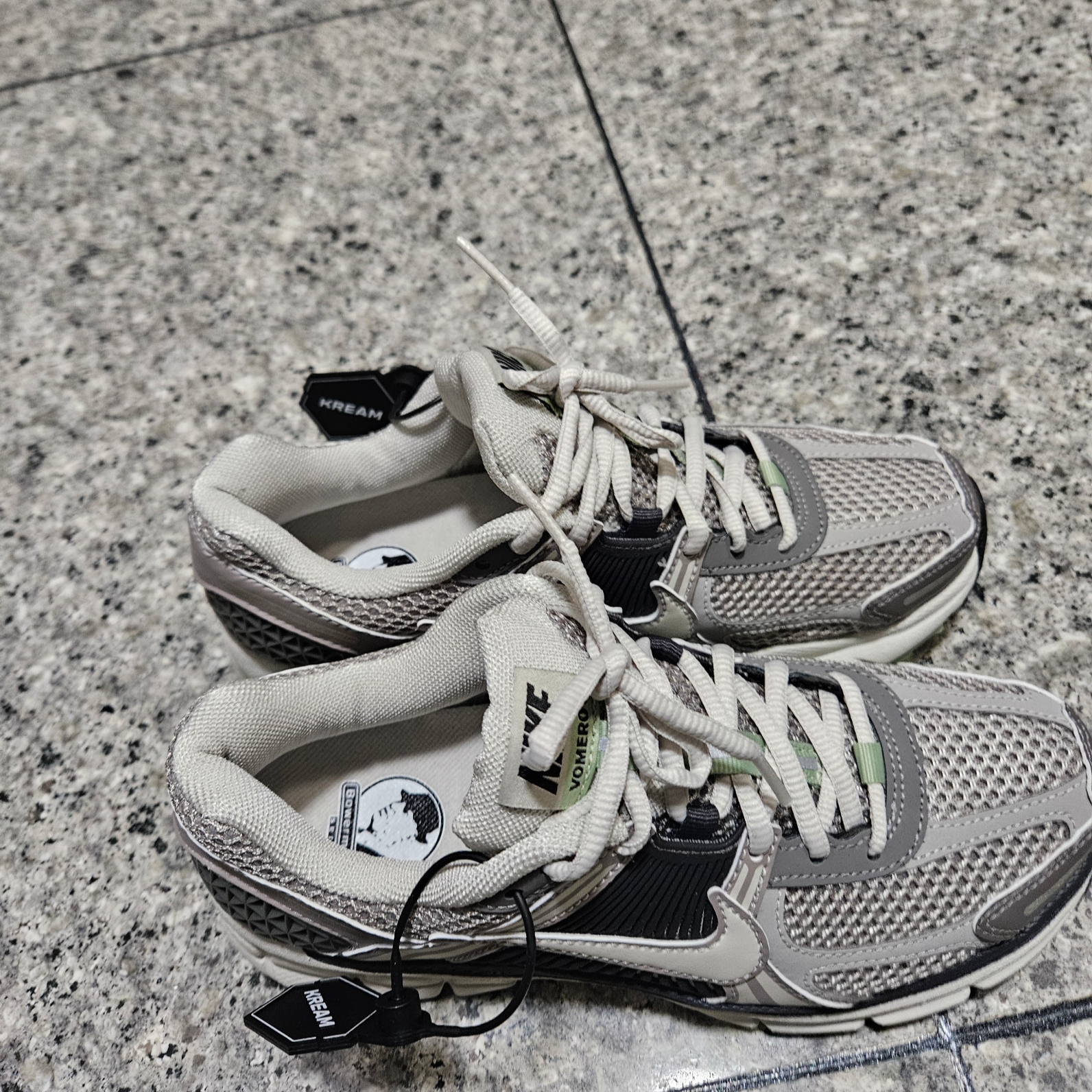 (W) Nike Zoom Vomero 5 Cobblestone and Flat Pewter 착용 스타일 - 1