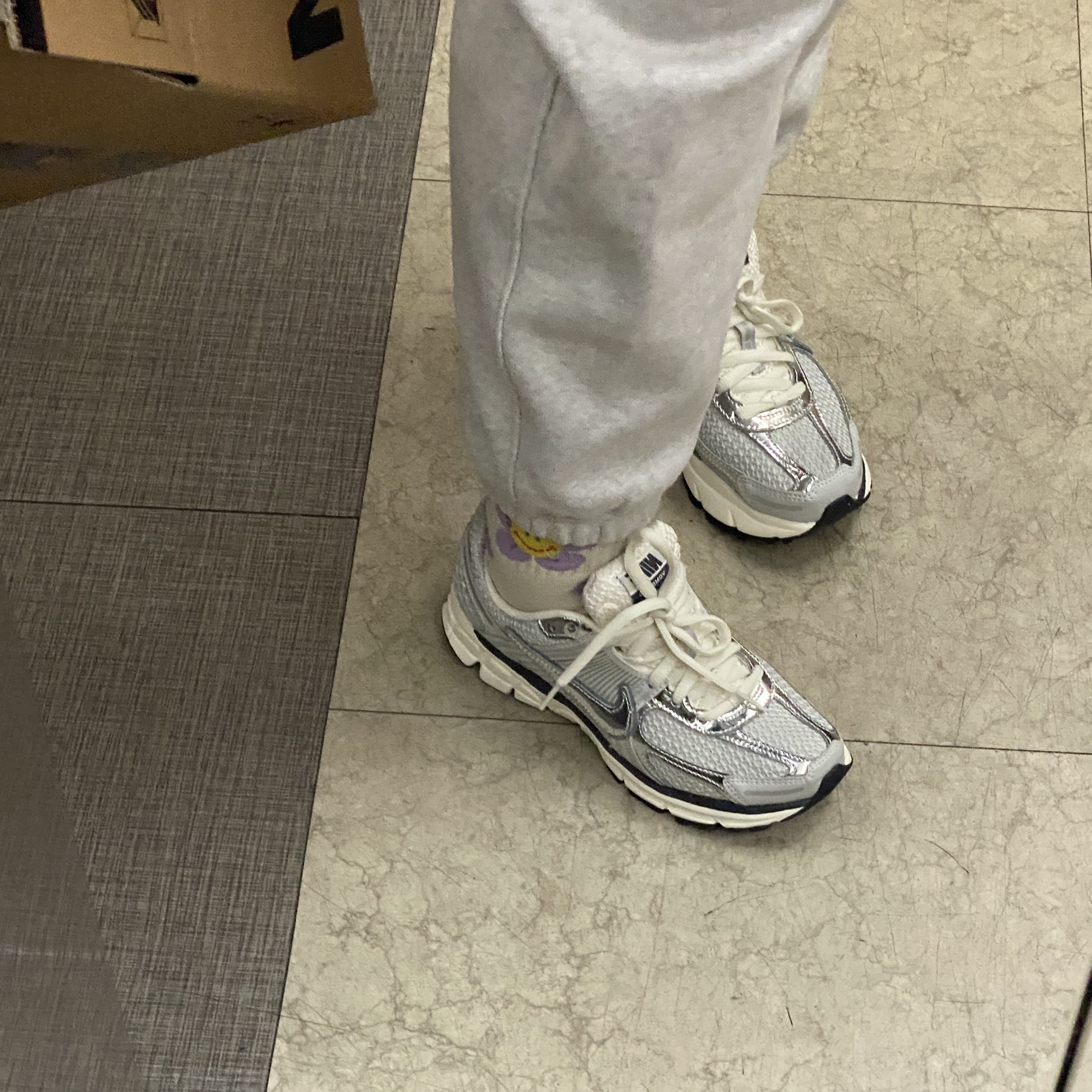 (W) Nike Zoom Vomero 5 Photon Dust and Metallic Silver 착용 스타일