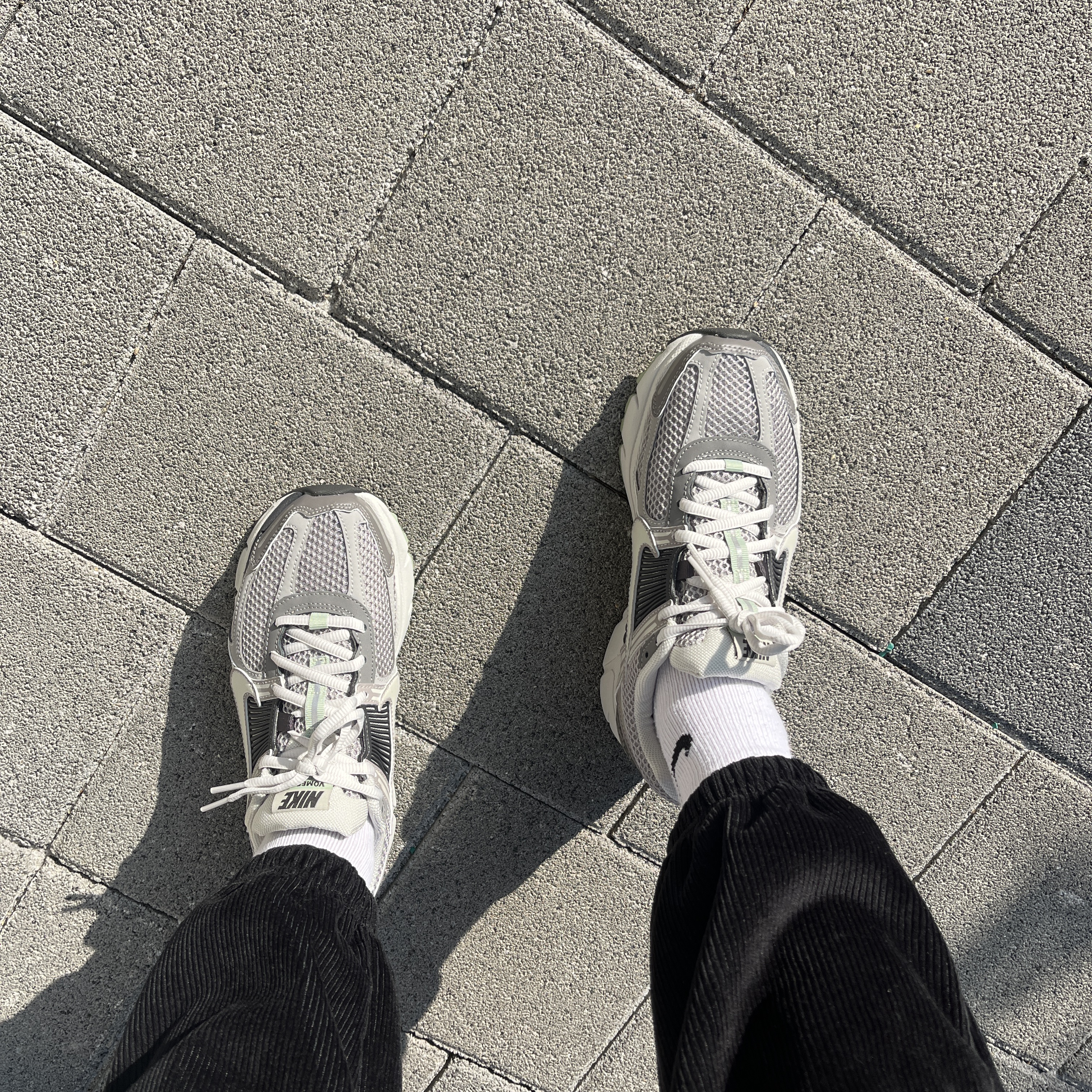 (W) Nike Zoom Vomero 5 Cobblestone and Flat Pewter 착용 스타일
