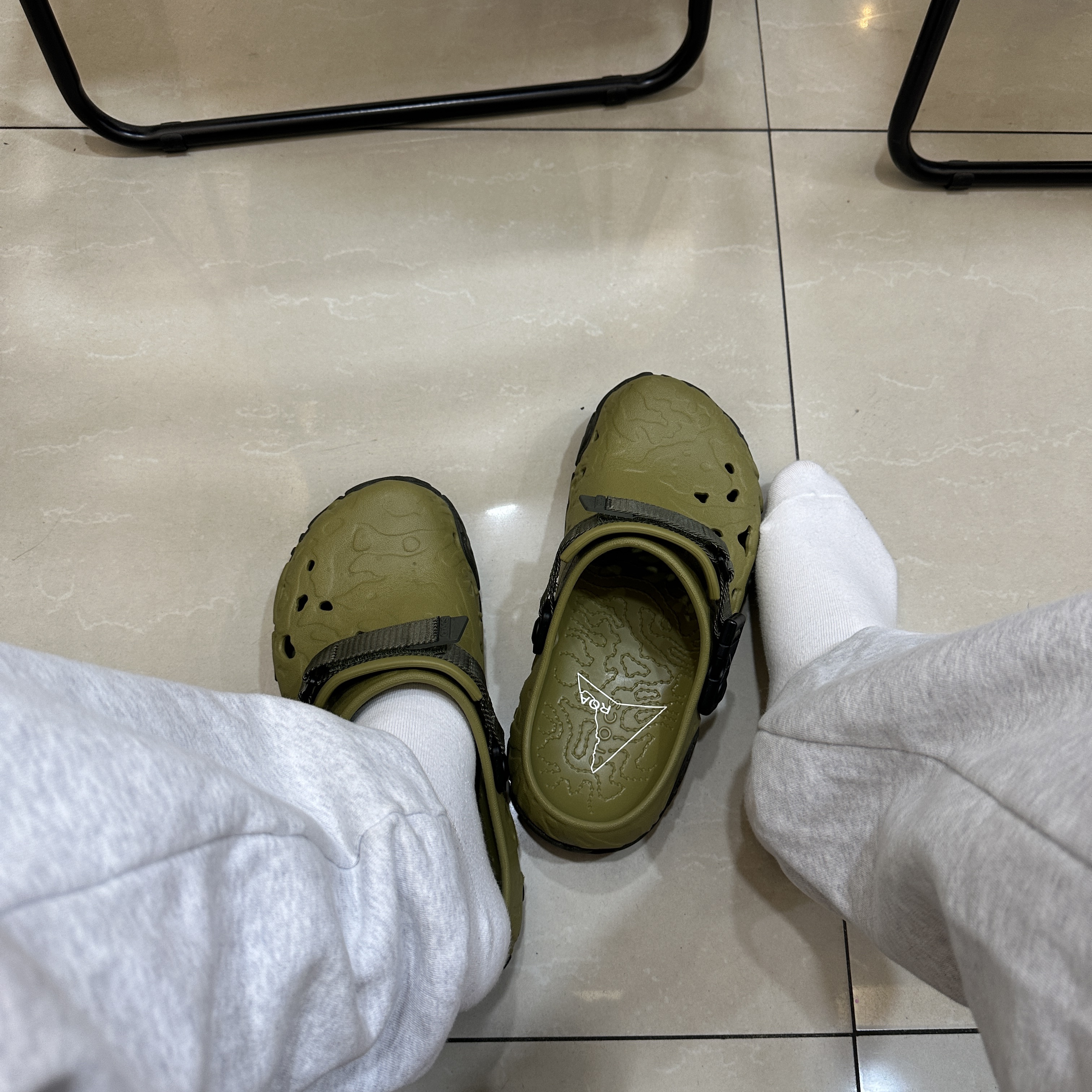 Crocs x Roa Hiking Atlas Clog Aloe Multi 착용 스타일