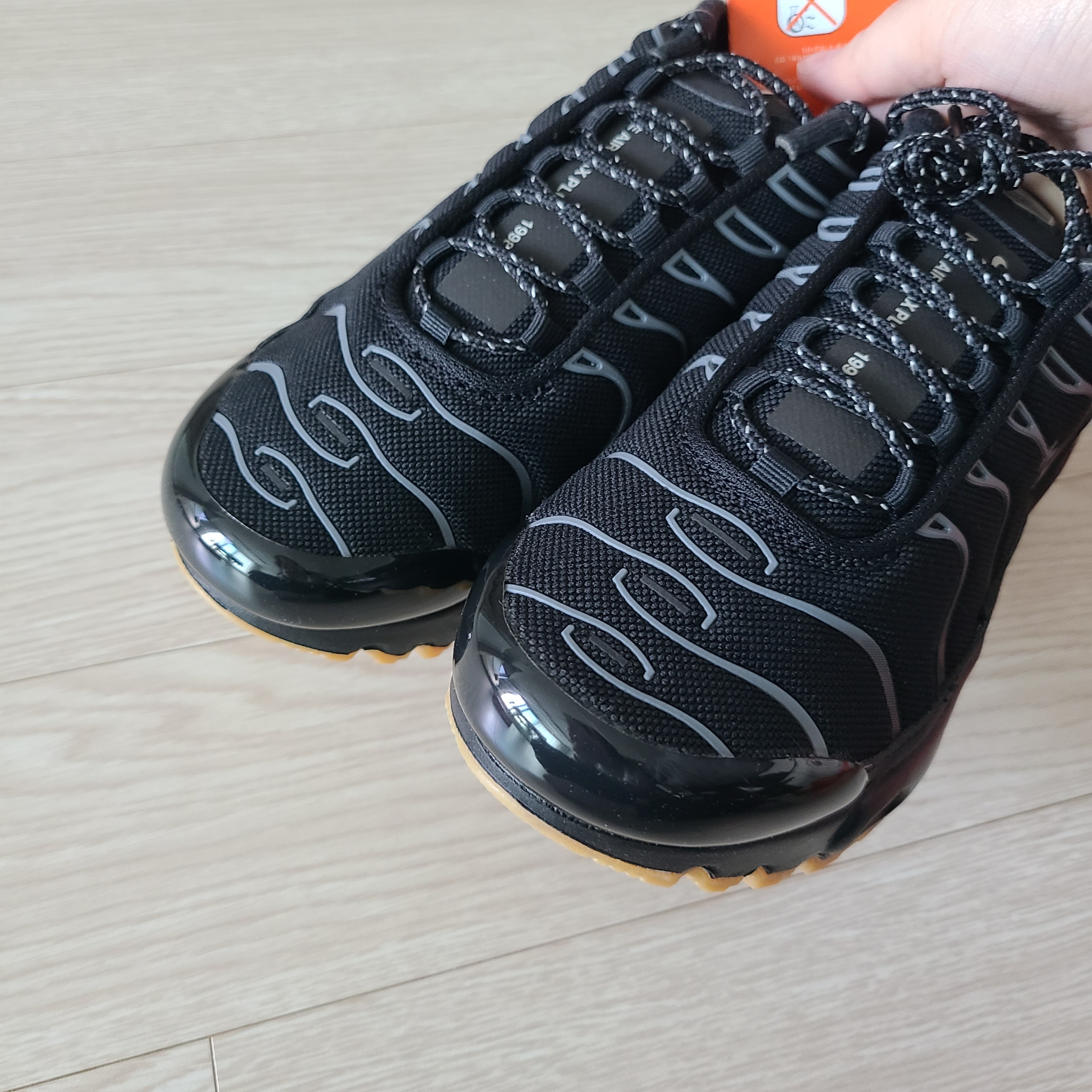 (GS) Nike Air Max Plus Black Smoke Grey 착용 스타일 - 3