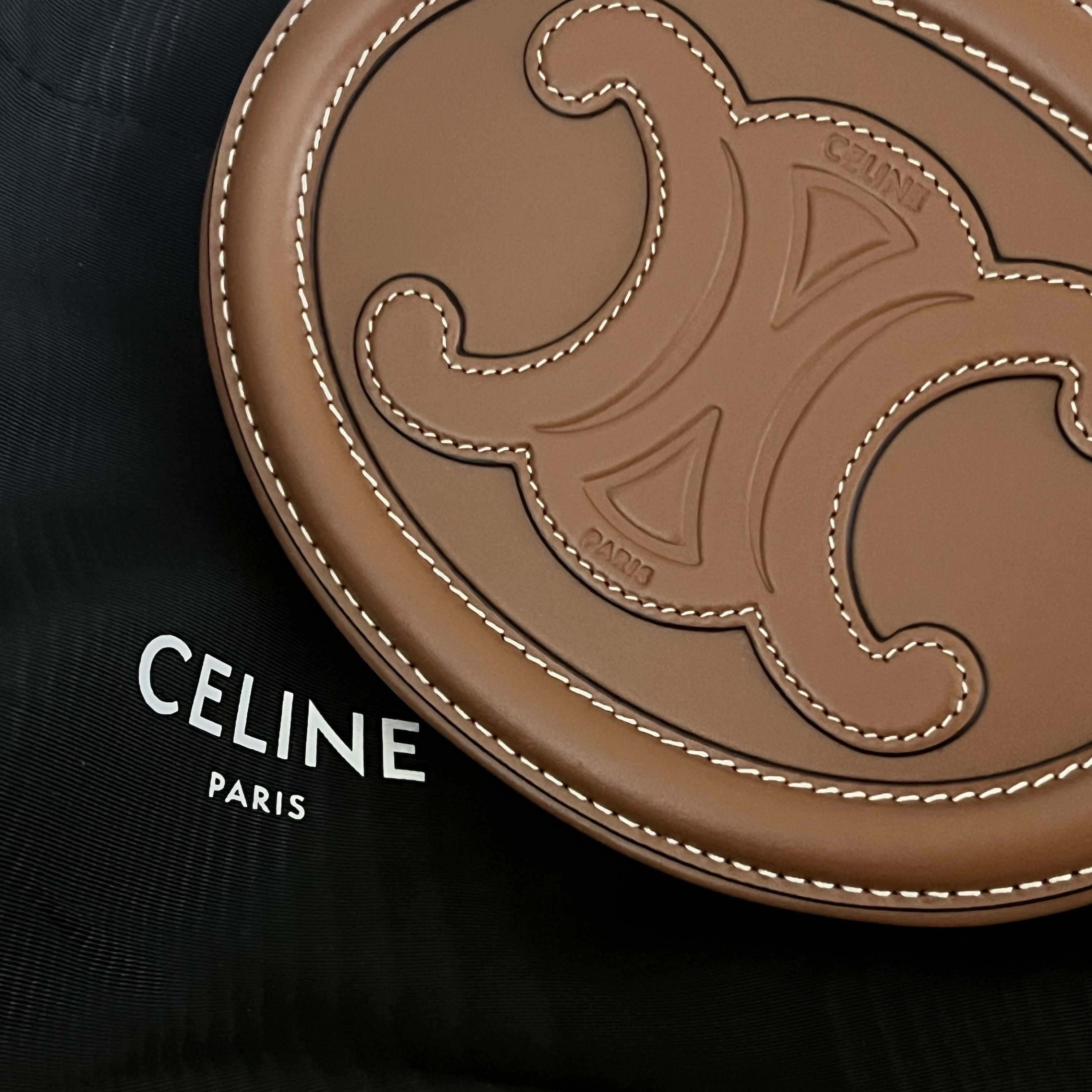 Celine Crossbody Oval Purse Cuir Triomphe in Smooth Calfskin Tan 착용 스타일