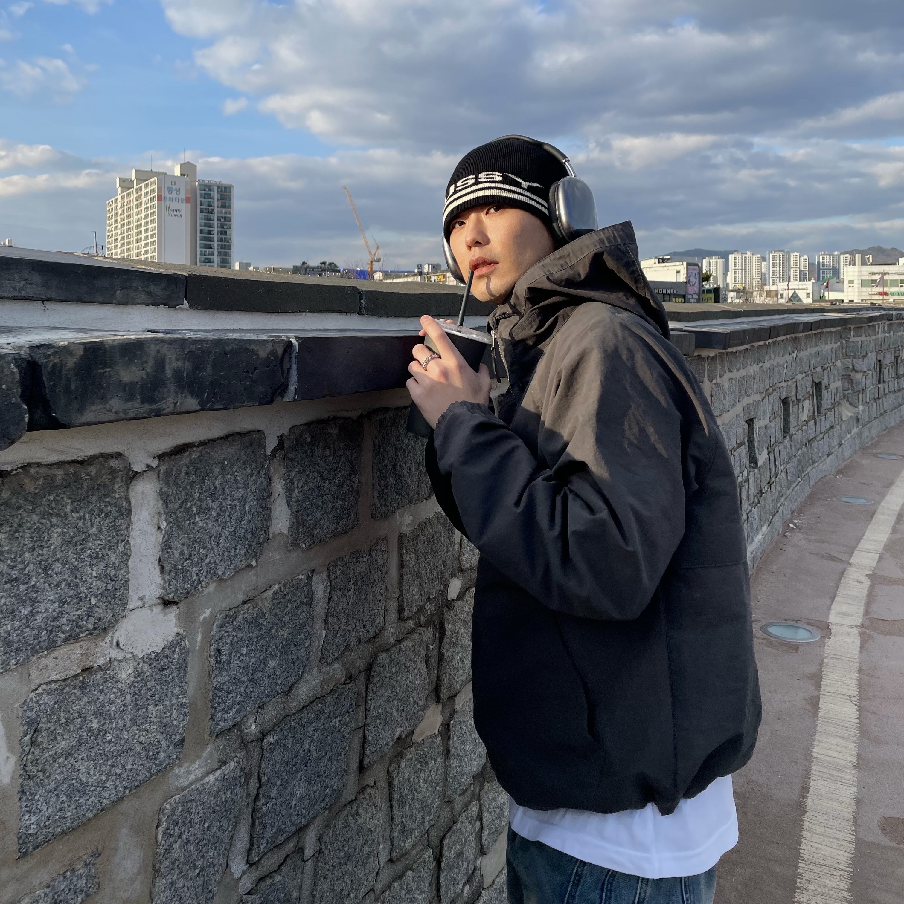 Stussy Jacquard Stripe Skullcap Beanie Black, Apple AirPods Max Lightning Space Gray (Korean Ver.) 착용 스타일 - 1