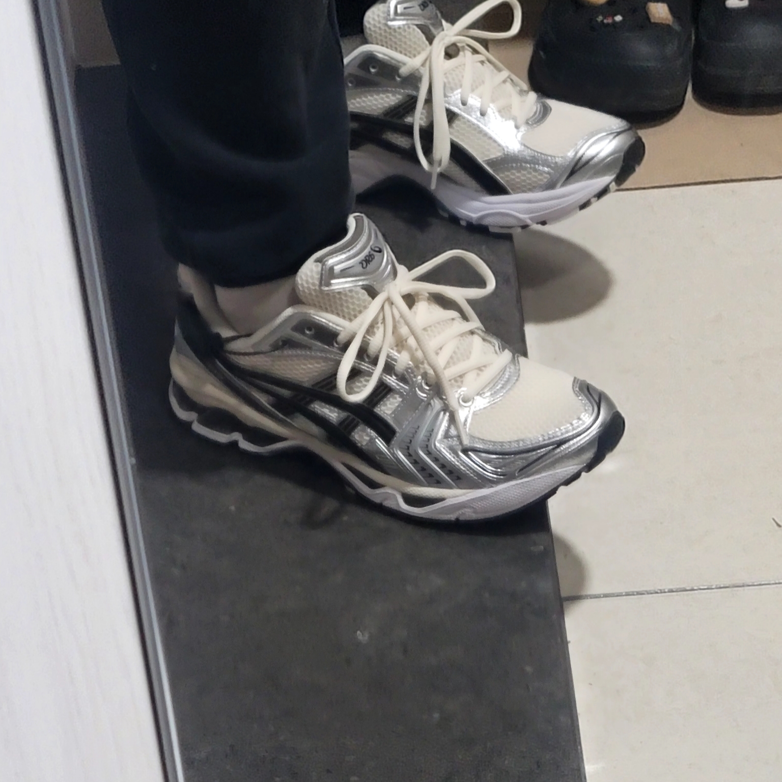 Asics Gel-Kayano 14 Cream Black 착용 스타일 - 2