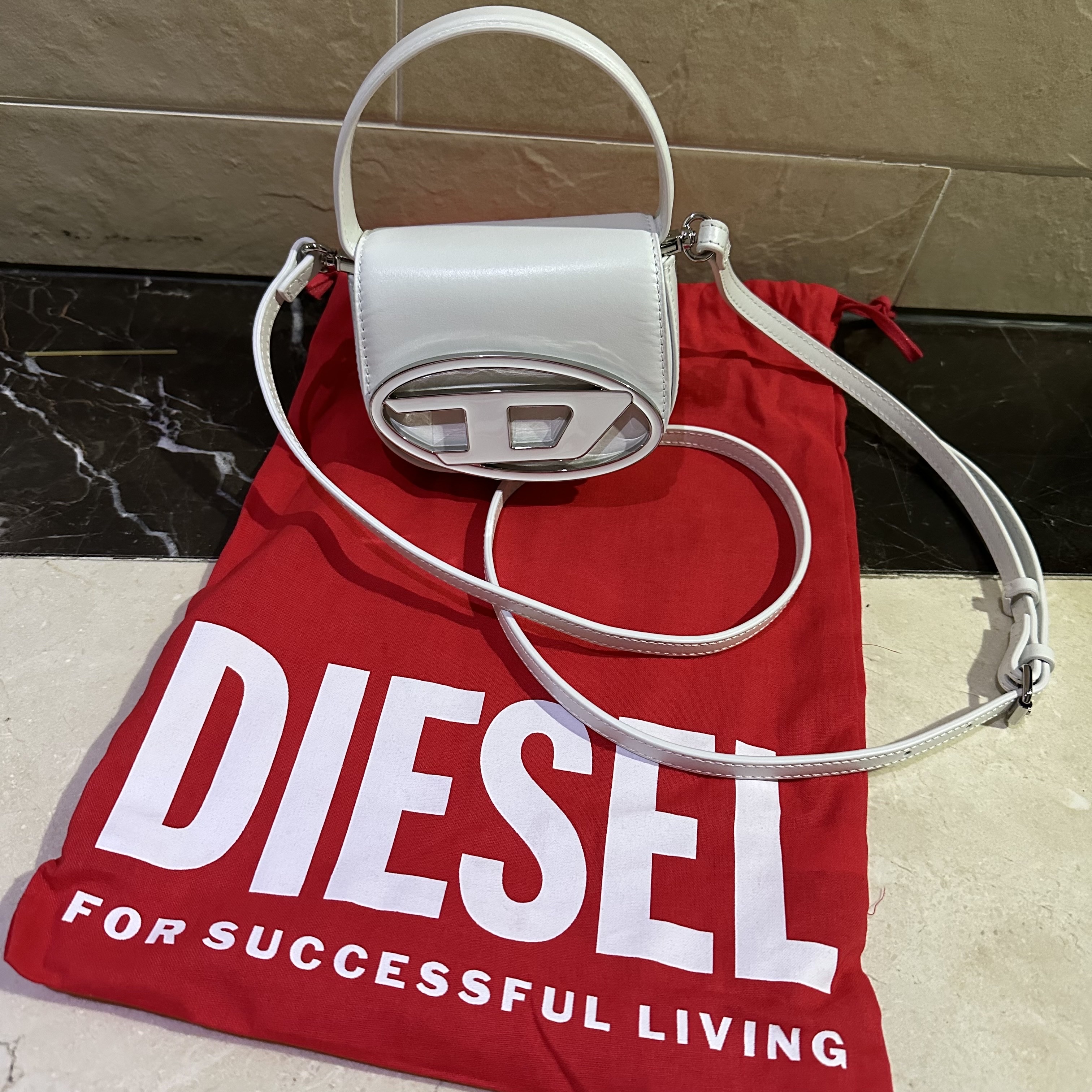 Diesel 1DR Mini Bag Plaque White 착용 스타일 - 1