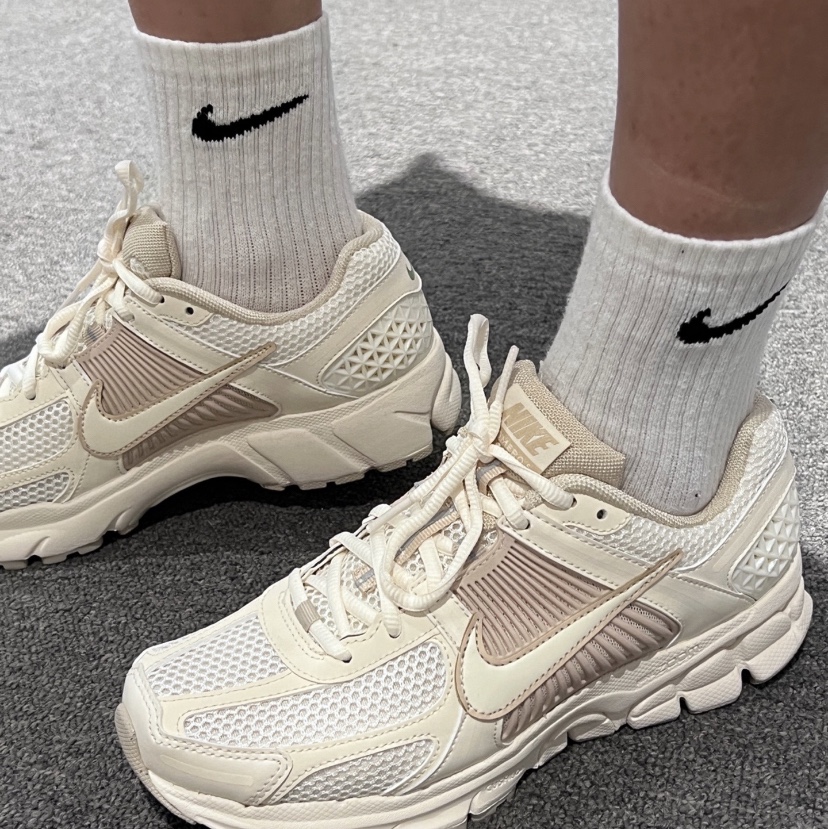 (W) Nike Zoom Vomero 5 Pale Ivory Sanddrift 착용 스타일
