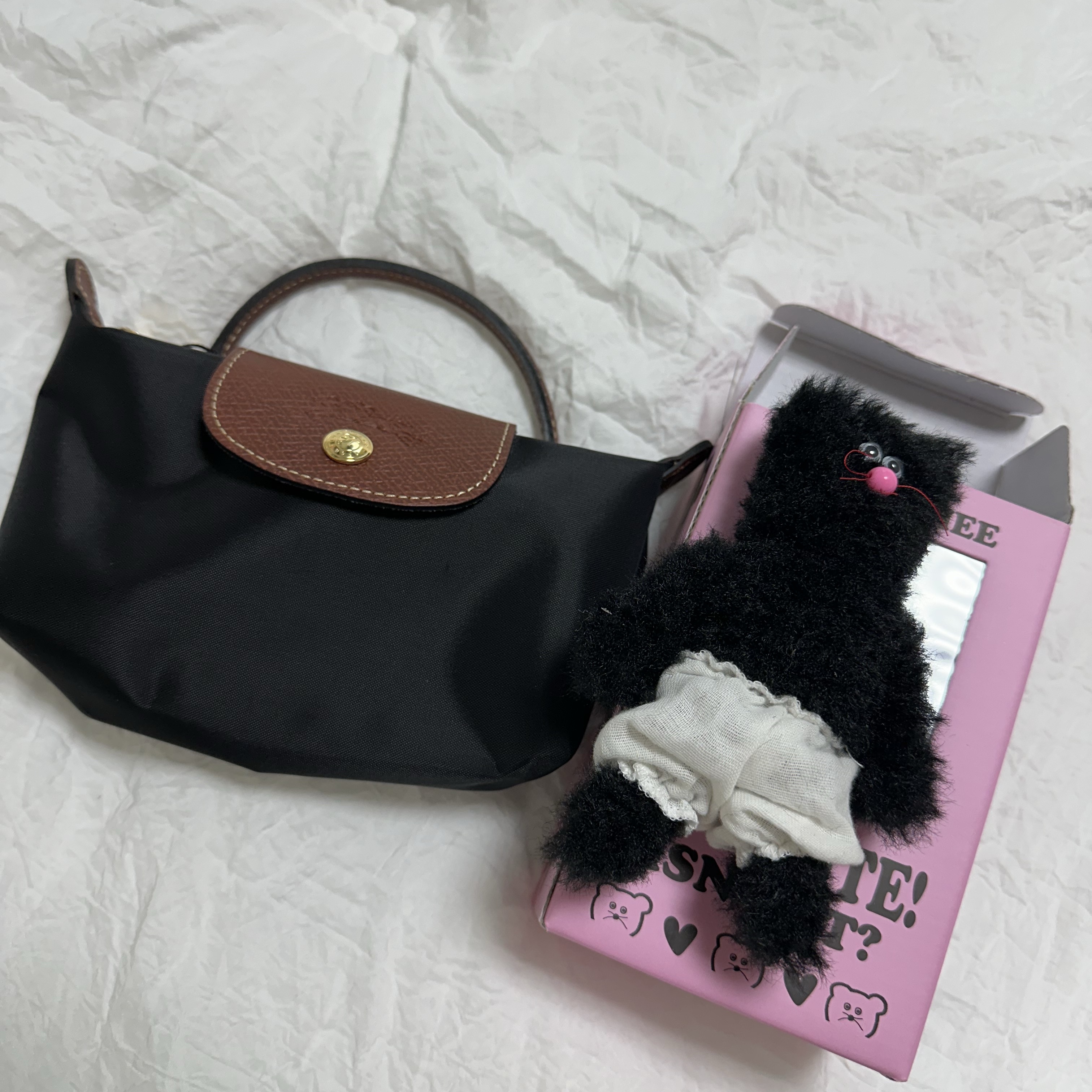 Longchamp Le Pliage Original Handle Pouch Black, Monamhee Beulpingi Keyring with White Pants Black 착용 스타일 - 1