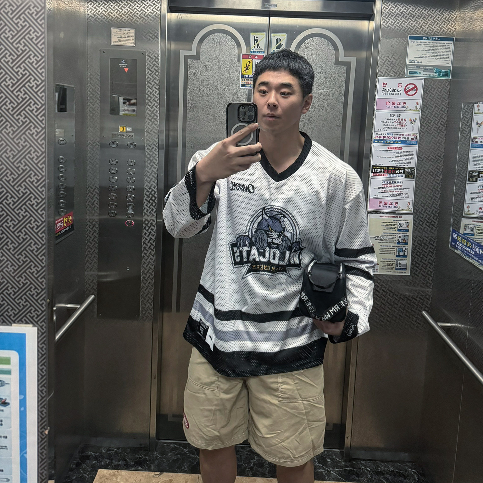 ONERM Wild Cats Ice Hockey Jersey White 착용 스타일