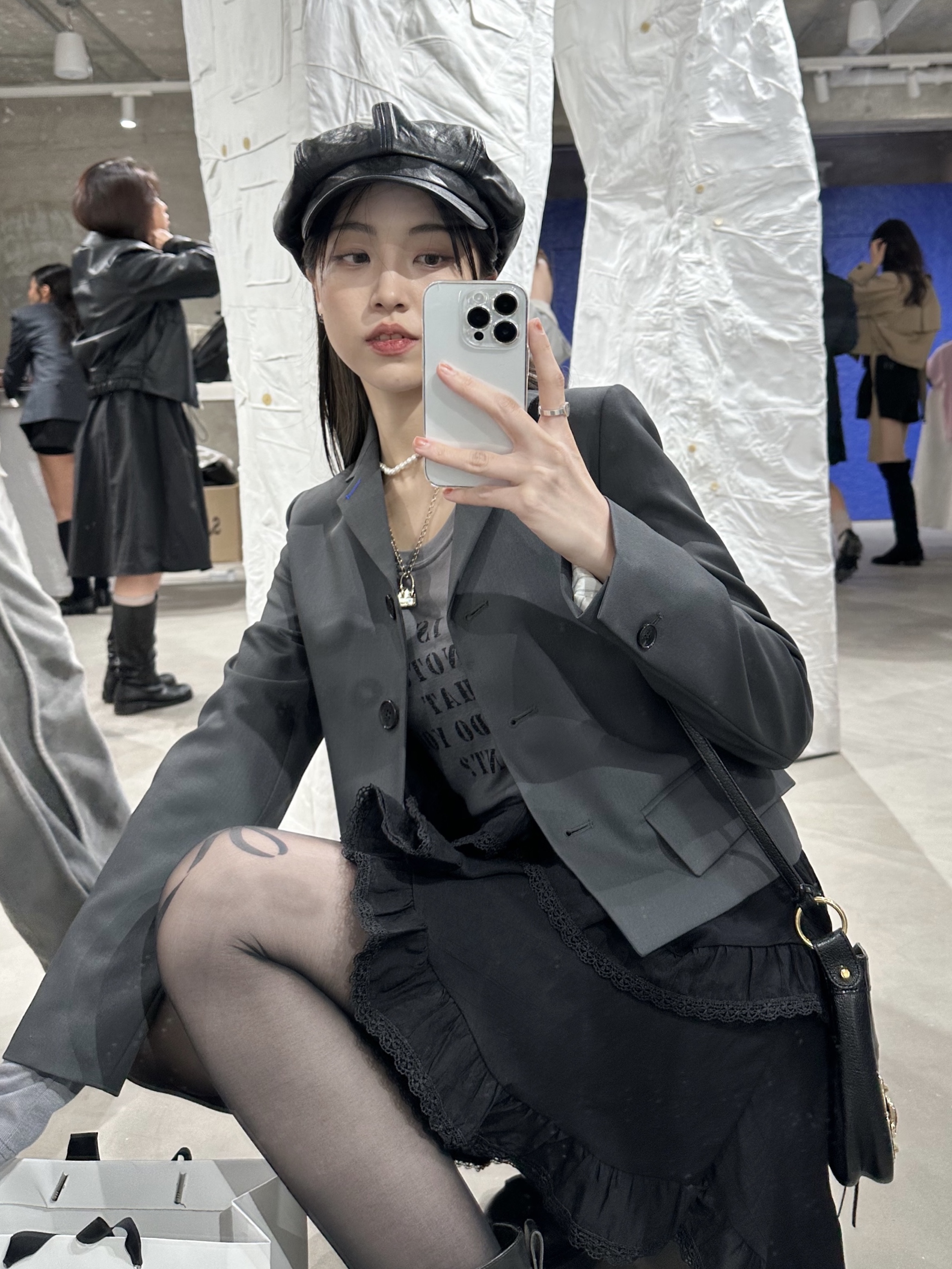 Jacquemus Le Collier Chiquito Charm Chain Necklace Light Gold, Gucci Trademark Ring With Heart Pendant Silver 착용 스타일 - 2