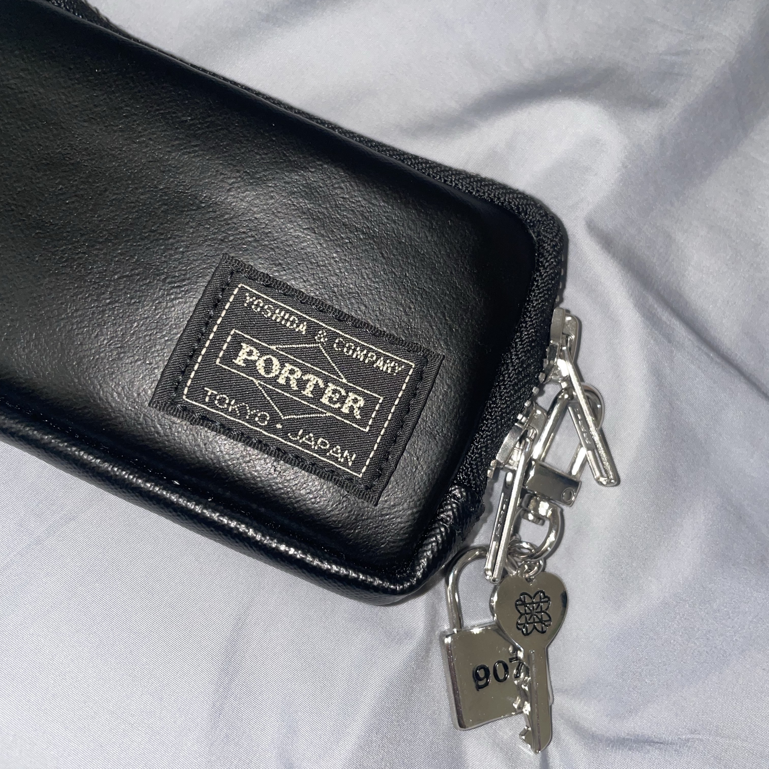 Porter Freestyle Multi Coin Case Black 착용 스타일