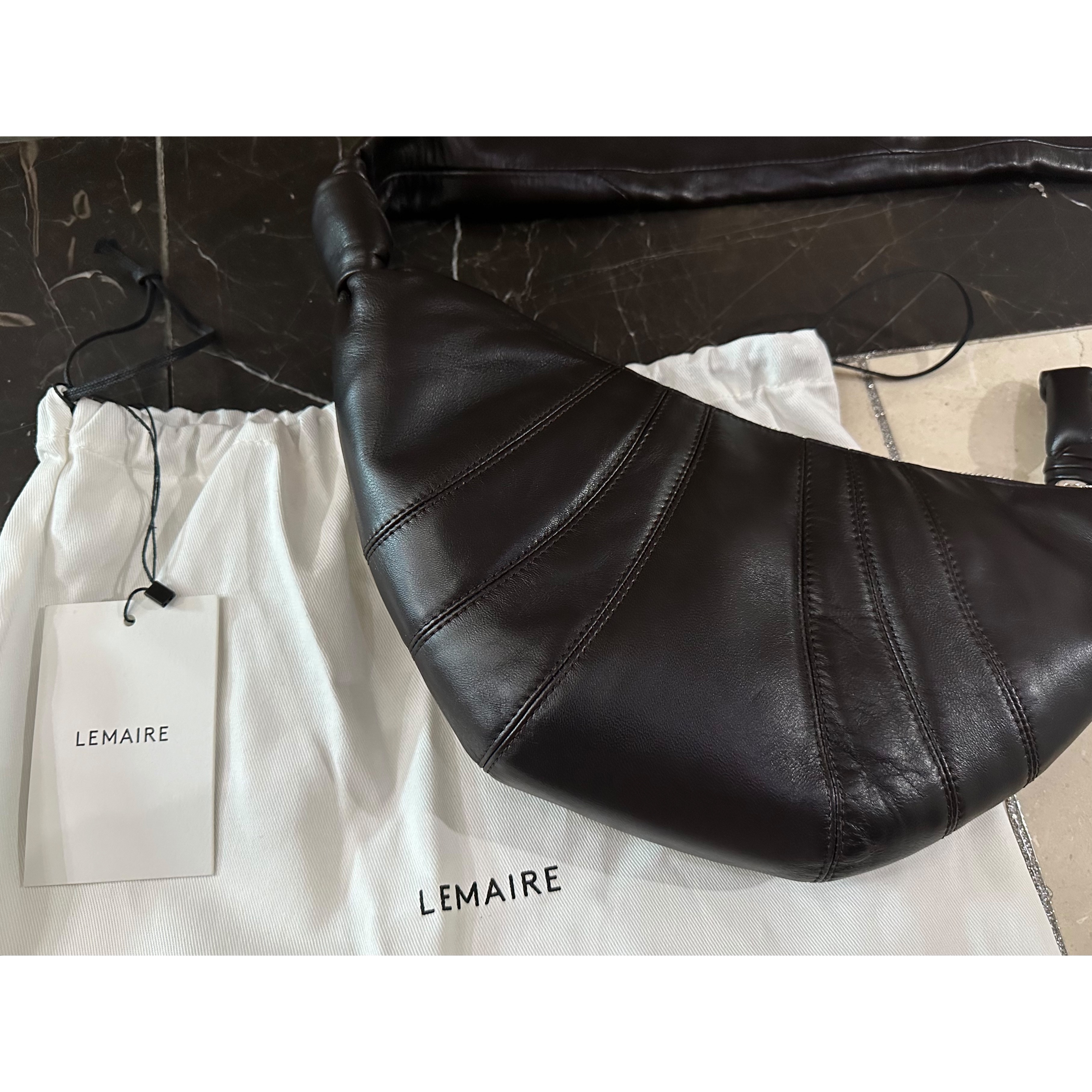 Lemaire Small Croissant Bag Soft Nappa Leather Dark Chocolate, Monamhee Beulpingi Keyring with White Pants Black 착용 스타일 - 1