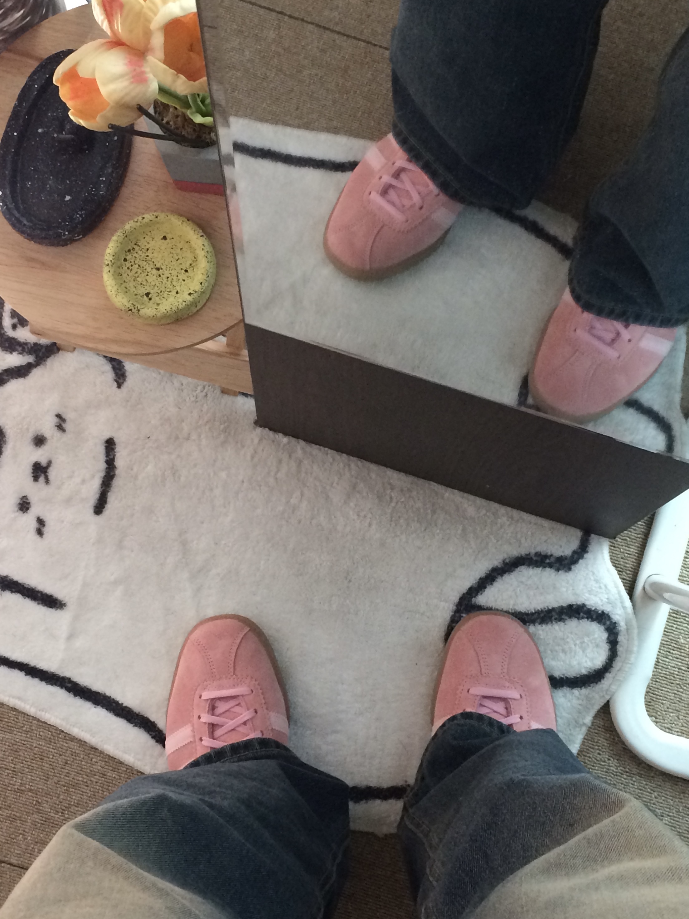 Adidas Bermuda Glow Pink 착용 스타일 - 3