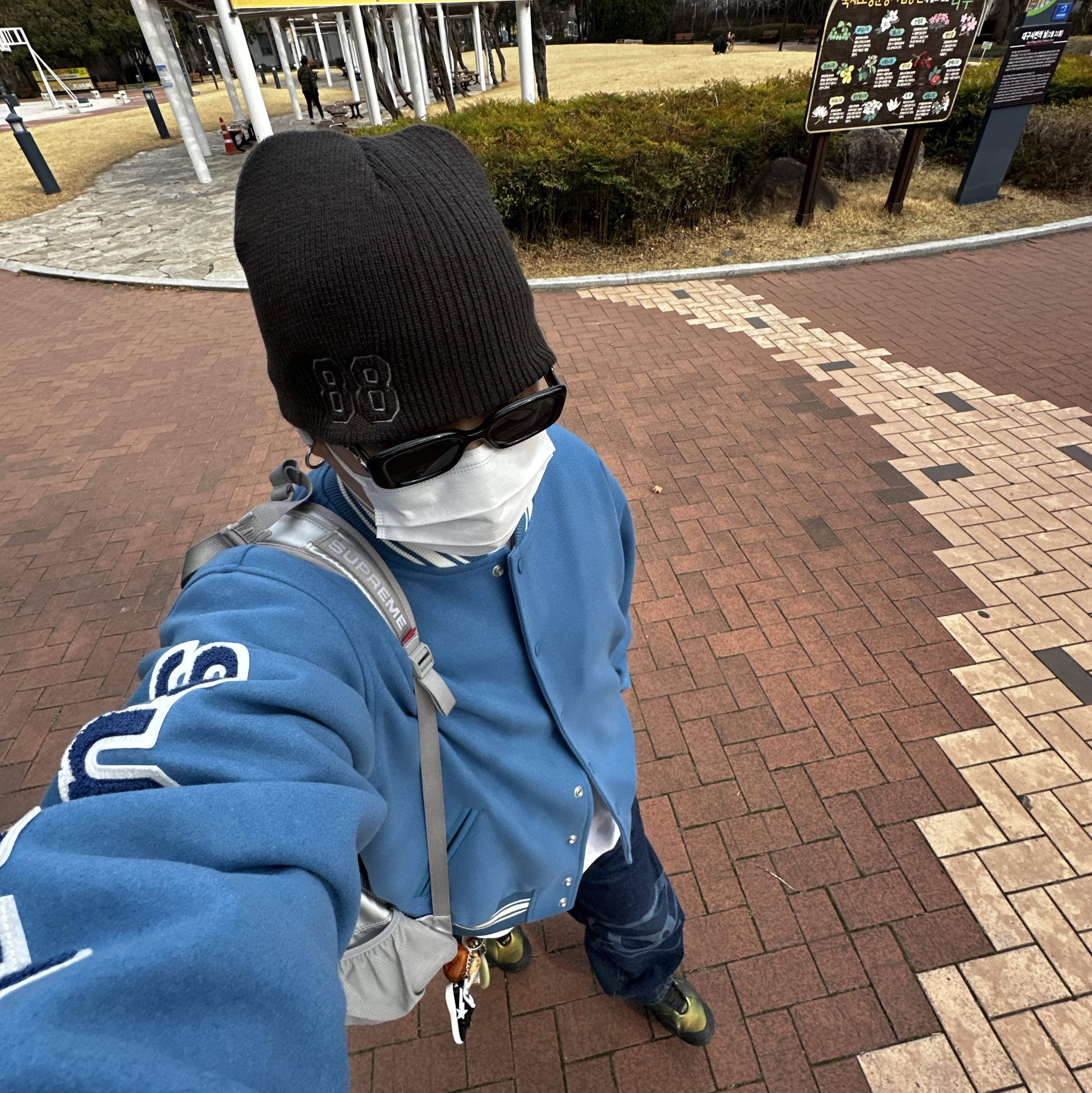 Stussy Competition Varsity Jacket Blue, Nike x Supreme Air zoom Courtposite SP Metallic Gold Black 착용 스타일